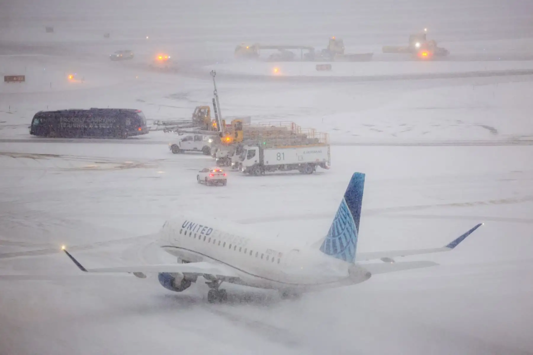 Un Embraer 175 de United Airlines rueda para despegar mientras la nieve cae sobre la pista del aeropuerto LaGuardia de Nueva York. 
Foto: AFP