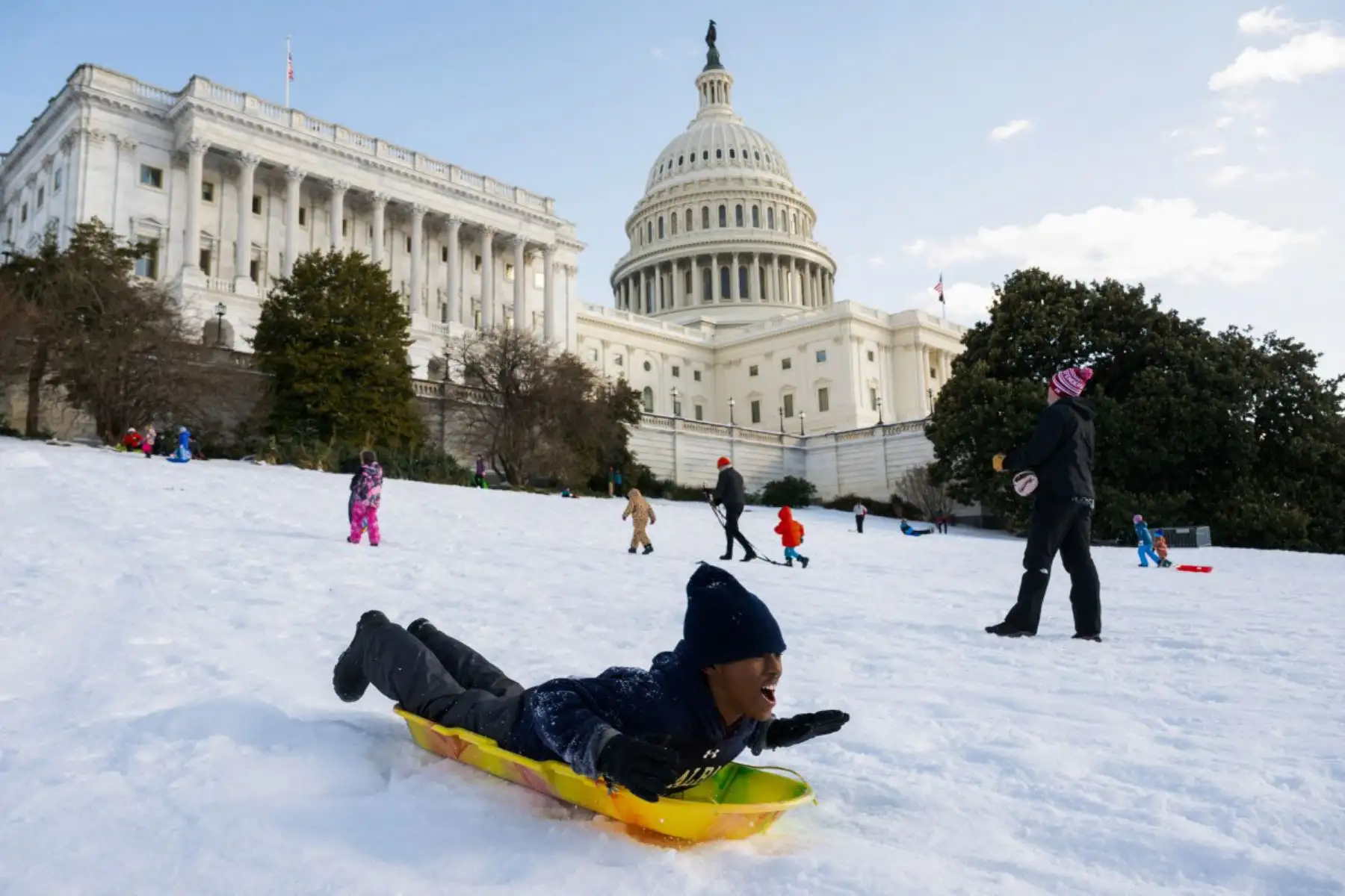 Personas se deslizaban en trineo frente al Capitolio de los Estados Unidos en Washington, D.C., tras una importante tormenta de nieve. Millones de estadounidenses se enfrentaban a temperaturas peligrosamente frías tras una enorme tormenta invernal que azotó el país con nieve y hielo, dejando sin electricidad y paralizando el transporte. 
Foto: AFP