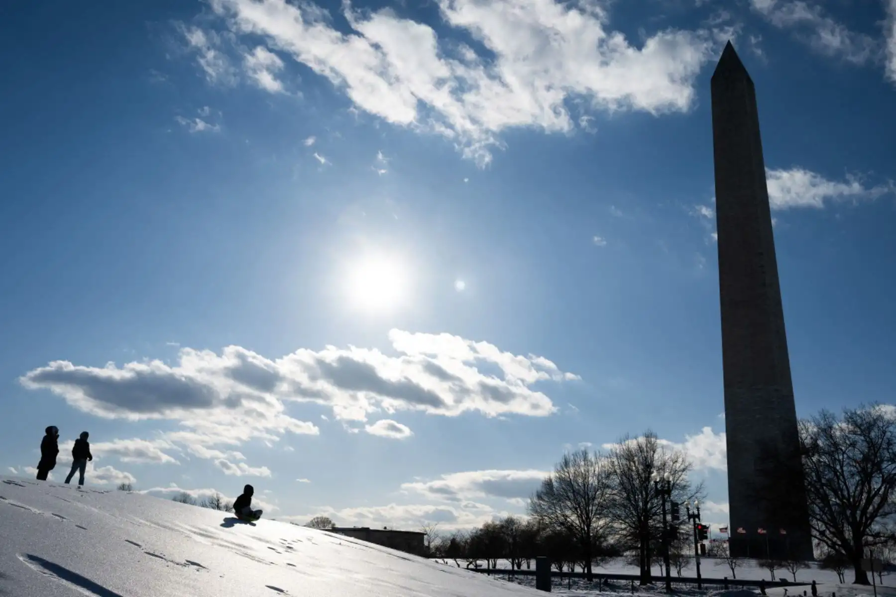 Personas pasean en trineo cerca del Monumento a Washington en el National Mall de Washington, D.C.
Millones de estadounidenses se enfrentaban a temperaturas peligrosamente frías tras una enorme tormenta invernal que azotó el país con nieve y hielo, dejando sin electricidad y paralizando el transporte. 
foto: AFP