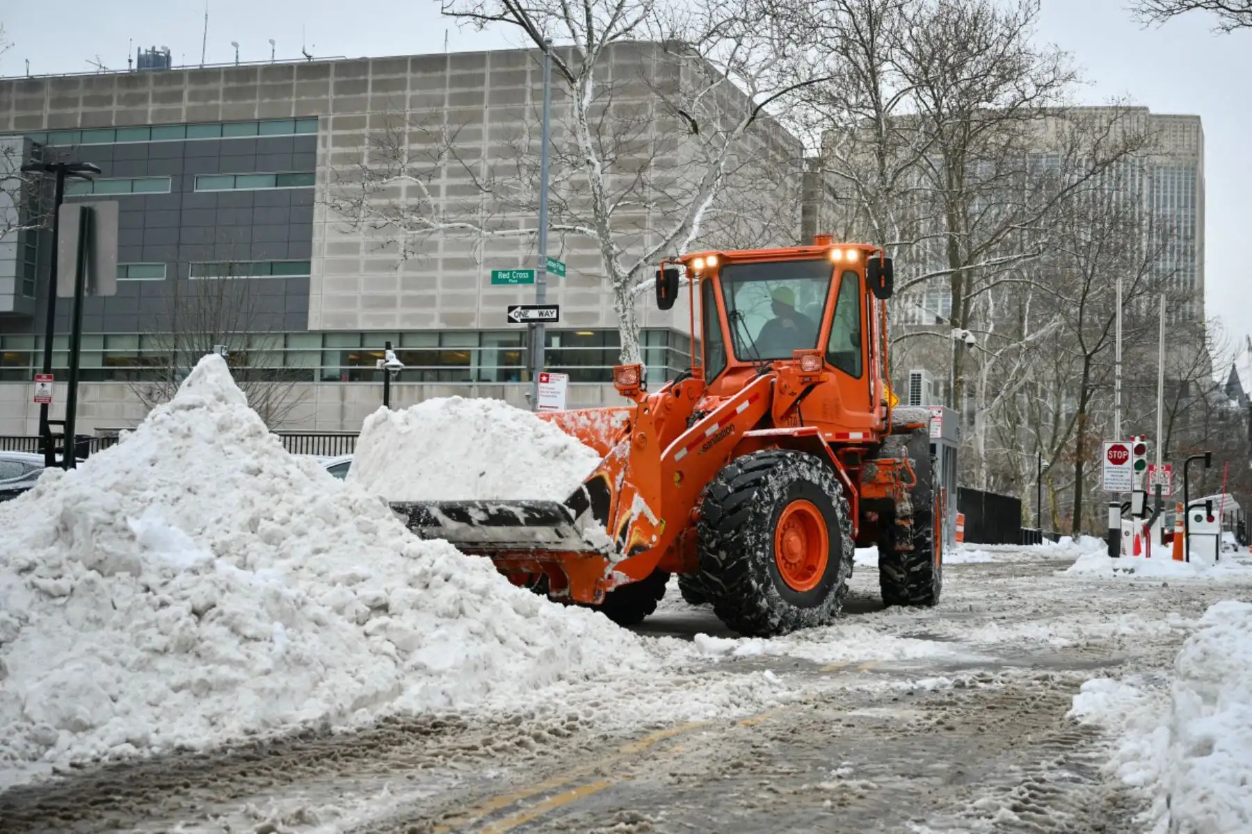 Una máquina quitanieves retira la nieve de una calle en el barrio de Brooklyn, Nueva York. Una monstruosa tormenta que azotaba Estados Unidos causó la muerte de al menos 11 personas el lunes, lo que provocó advertencias para evitar circular por carretera, cancelaciones masivas de vuelos y cortes de electricidad tras un fin de semana desastroso. 
Foto: AFP