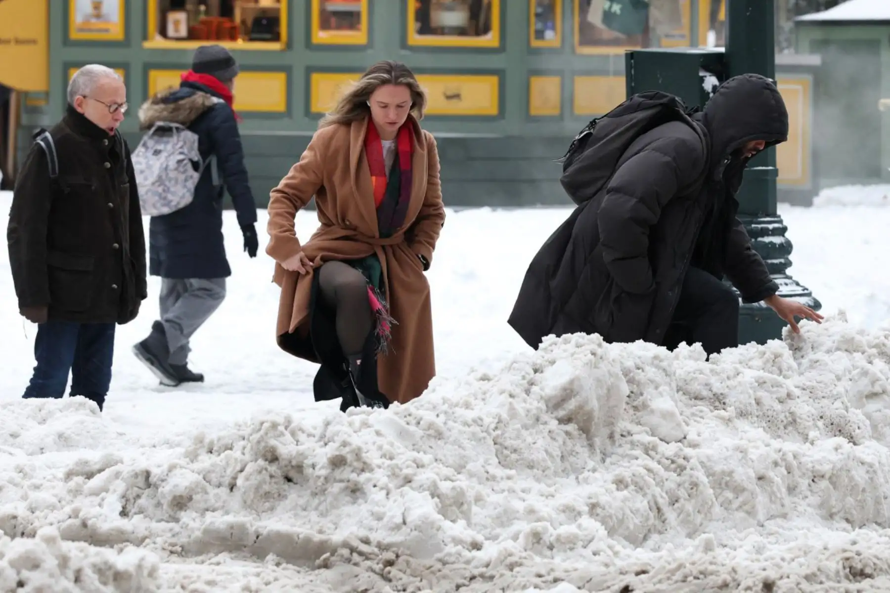 Peatones se abren paso entre la nieve en una intersección del distrito de Manhattan, Nueva YorK. Una monstruosa tormenta que azotaba Estados Unidos causó la muerte de al menos 11 personas el lunes, lo que provocó advertencias para evitar circular por las carreteras, cancelaciones masivas de vuelos y cortes de electricidad tras un fin de semana desastroso.
Foto: AFP