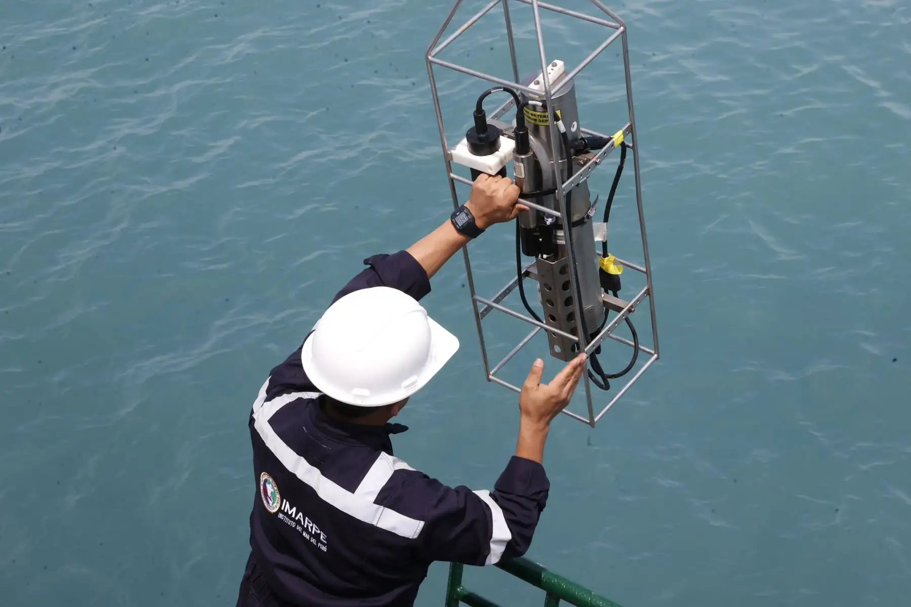 Durante sus travesías, el BAP Humboldt cuenta con laboratorios especializados donde biólogos, oceanógrafos y técnicos analizan muestras de agua, plancton y especies marinas. Estos estudios fortalecen el conocimiento científico sobre la productividad del ecosistema marino y el estado de los recursos hidrobiológicos. 
Foto: ANDINA/Vidal Tarqui