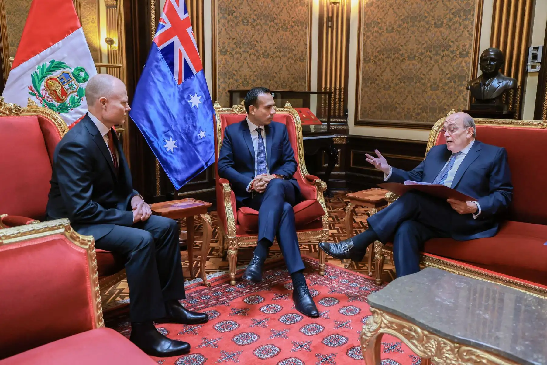 El presidente José Jerí recibe las cartas credenciales de los nuevos embajadores de la Mancomunidad de Australia, Reino Unido y la República Helénica de Grecia.
Foto: ANDINA/Prensa Presidencia