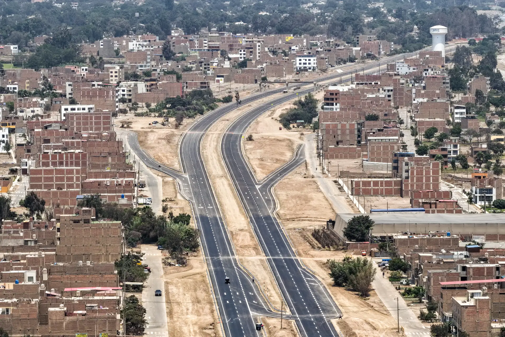 La puesta en servicio del tramo final de la autopista Ramiro Prialé marca un hito en la infraestructura vial de Lima Metropolitana. La obra contribuirá a descongestionar rutas alternas, mejorar la calidad de vida de los usuarios y reforzar la seguridad vial en uno de los principales corredores de la capital. Foto: ANDINA/Ricardo Cuba