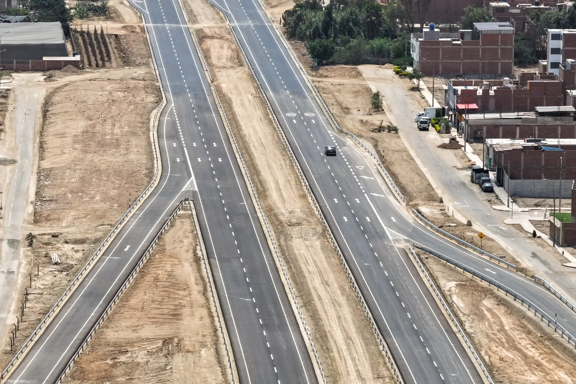 Además de mejorar la conectividad vehicular, la ampliación de la autopista Ramiro Prialé fortalece la integración urbana y el desarrollo económico de Lima Este, facilitando el traslado de personas, mercancías y servicios en una de las zonas de mayor crecimiento poblacional de la ciudad. Foto: ANDINA/Ricardo Cuba