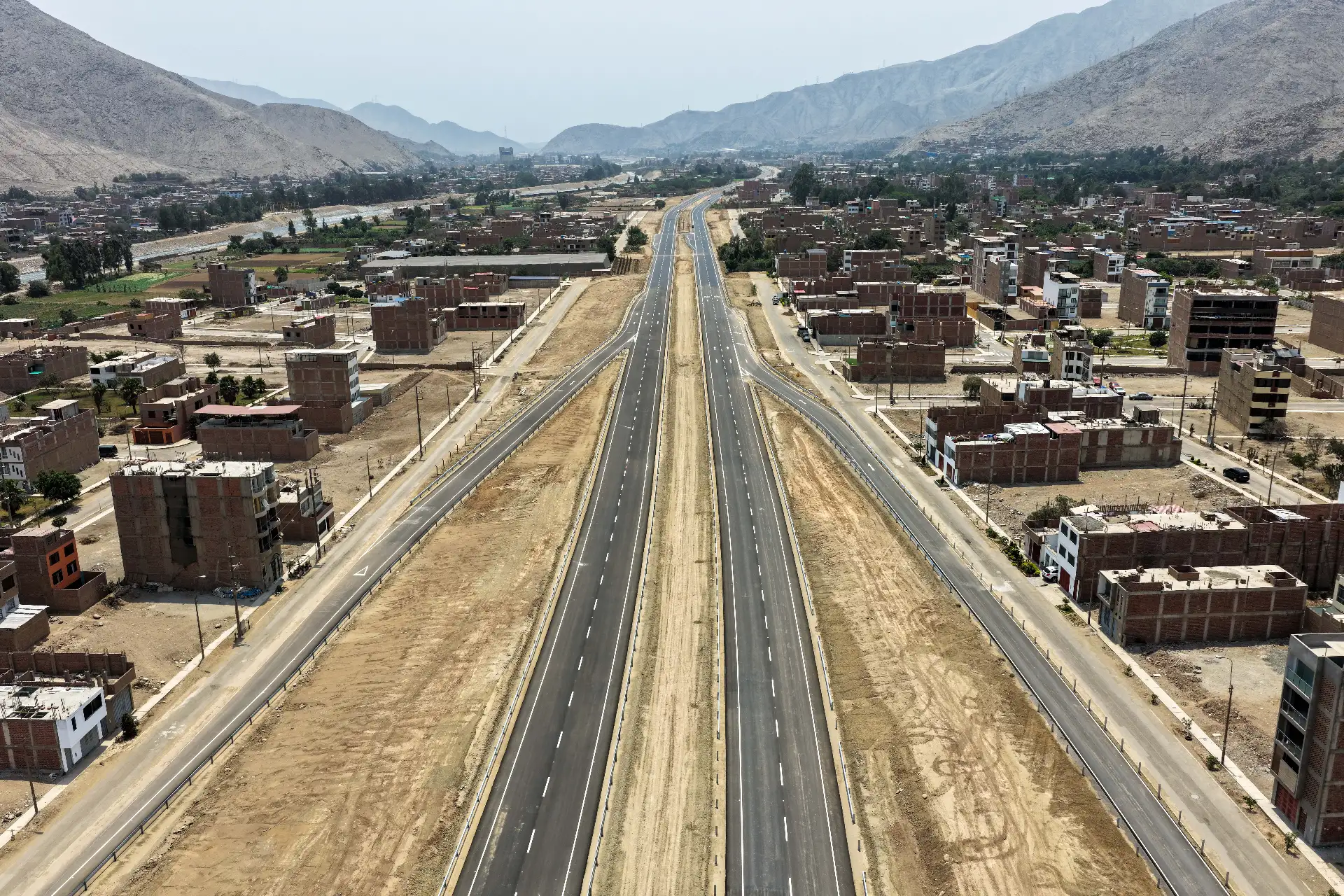 La ampliación de la autopista Ramiro Prialé incorpora nuevas calzadas, señalización vial y sistemas de drenaje que optimizan la seguridad y fluidez del tránsito. La obra busca descongestionar los accesos a Lima Este y ofrecer una alternativa vial más eficiente para miles de conductores que a diario se desplazan hacia el centro de la capital. Foto: ANDINA/Ricardo Cuba