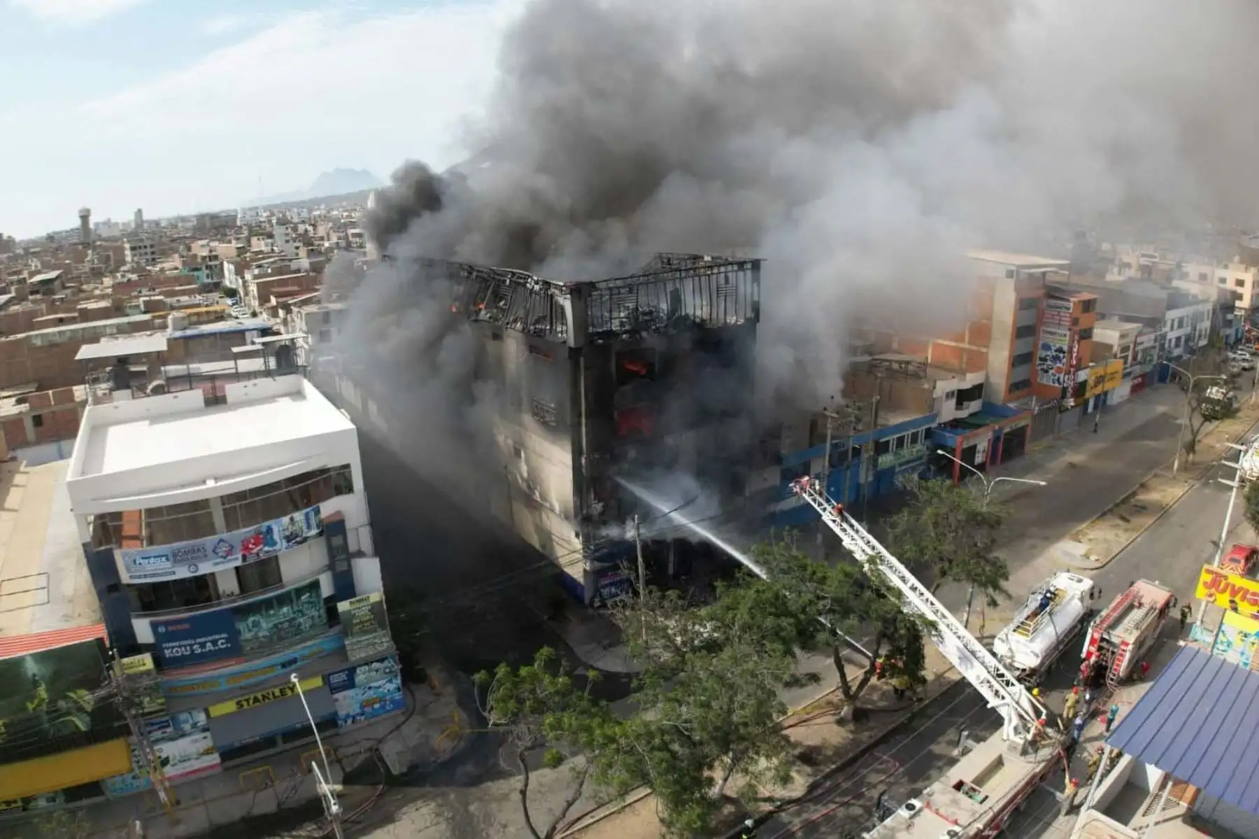 Las intensas columnas de humo generadas por el incendio alertaron a vecinos y comerciantes del centro de Trujillo, quienes evacuaron la zona por precaución. La emergencia obligó a restringir el tránsito vehicular y peatonal mientras los bomberos realizaban labores de control y enfriamiento del área afectada. Foto: ANDINA/Daniel Lázaro