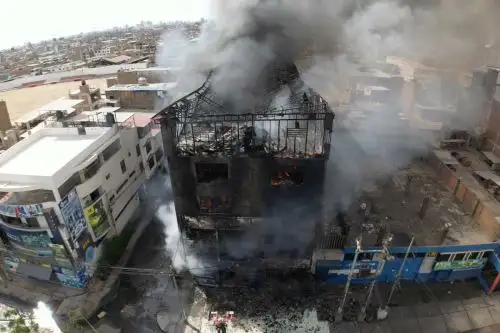 Incendio de grandes proporciones afecta almacén en pleno centro de la ciudad de Trujillo