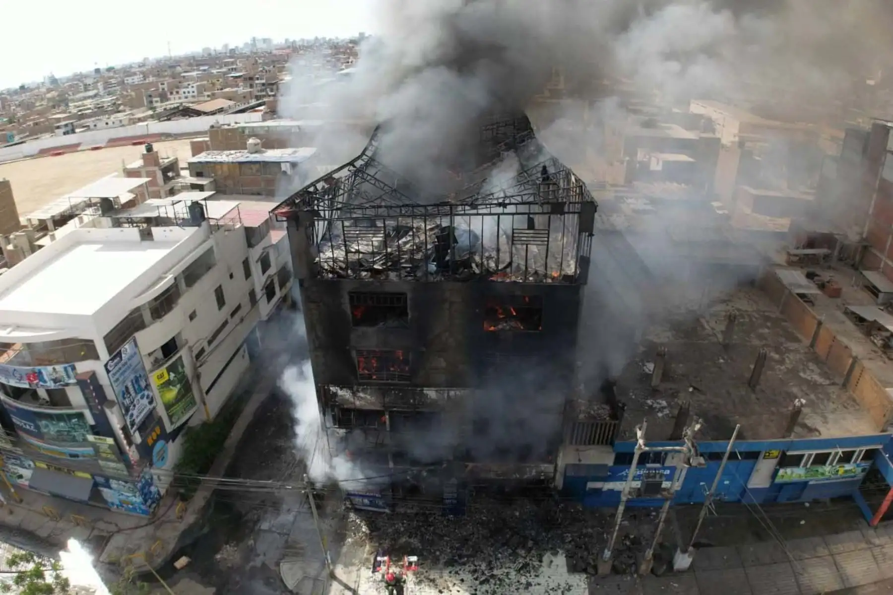 Un incendio de grandes proporciones consumió la tarde de este martes un almacén ubicado en la cuadra nueve de la avenida César Vallejo, cerca del mercado zonal Palermo, en el corazón de Trujillo, informó el Centro de Operaciones de Emergencia Regional de La Libertad. Las llamas, visibles desde varios puntos de la ciudad, movilizaron a bomberos de cinco compañías para controlar el siniestro en pleno centro urbano. Foto: ANDINA/Daniel Lázaro