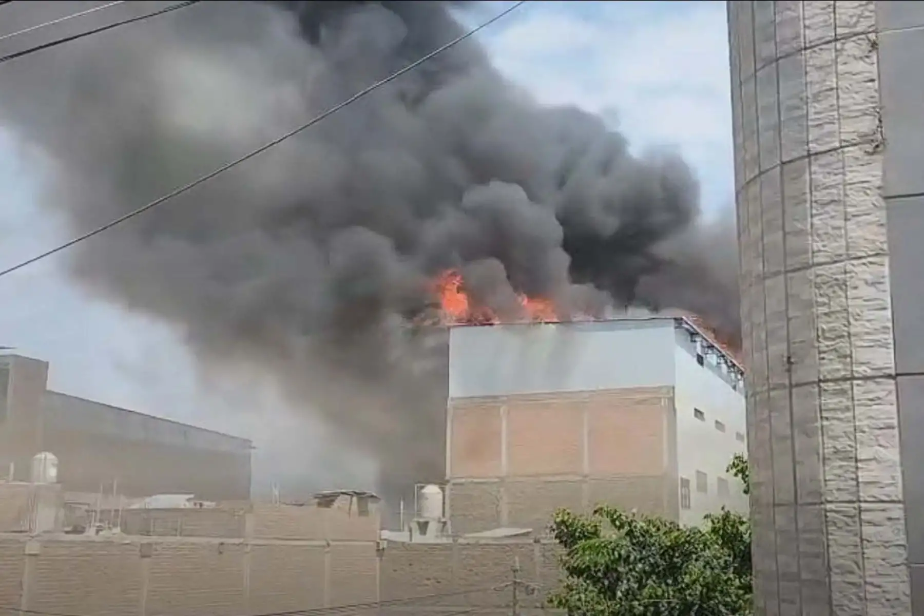 No se reportaron víctimas mortales ni heridos de gravedad, aunque algunos bomberos recibieron atención médica por inhalación de humo. Las autoridades destacaron la rápida respuesta de los equipos de emergencia, que evitó consecuencias mayores en una zona altamente concurrida. Foto: ANDINA/Captura de pantalla