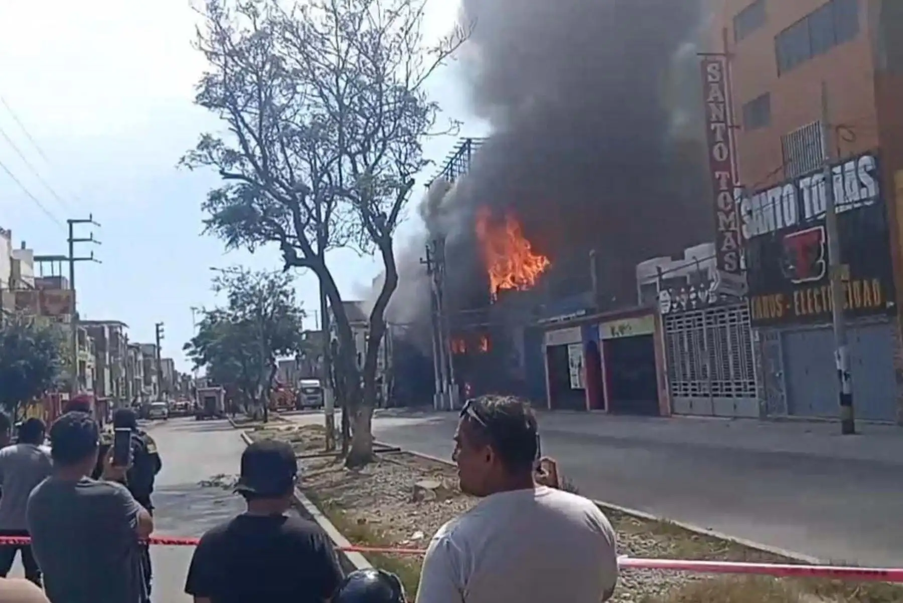 Varias compañías de bomberos trabajaron de manera coordinada durante horas para evitar que el incendio se extendiera a viviendas y negocios colindantes. El uso de agua a presión y equipos especializados permitió finalmente confinar el fuego dentro del local siniestrado. Foto: ANDINA/Captura de pantalla