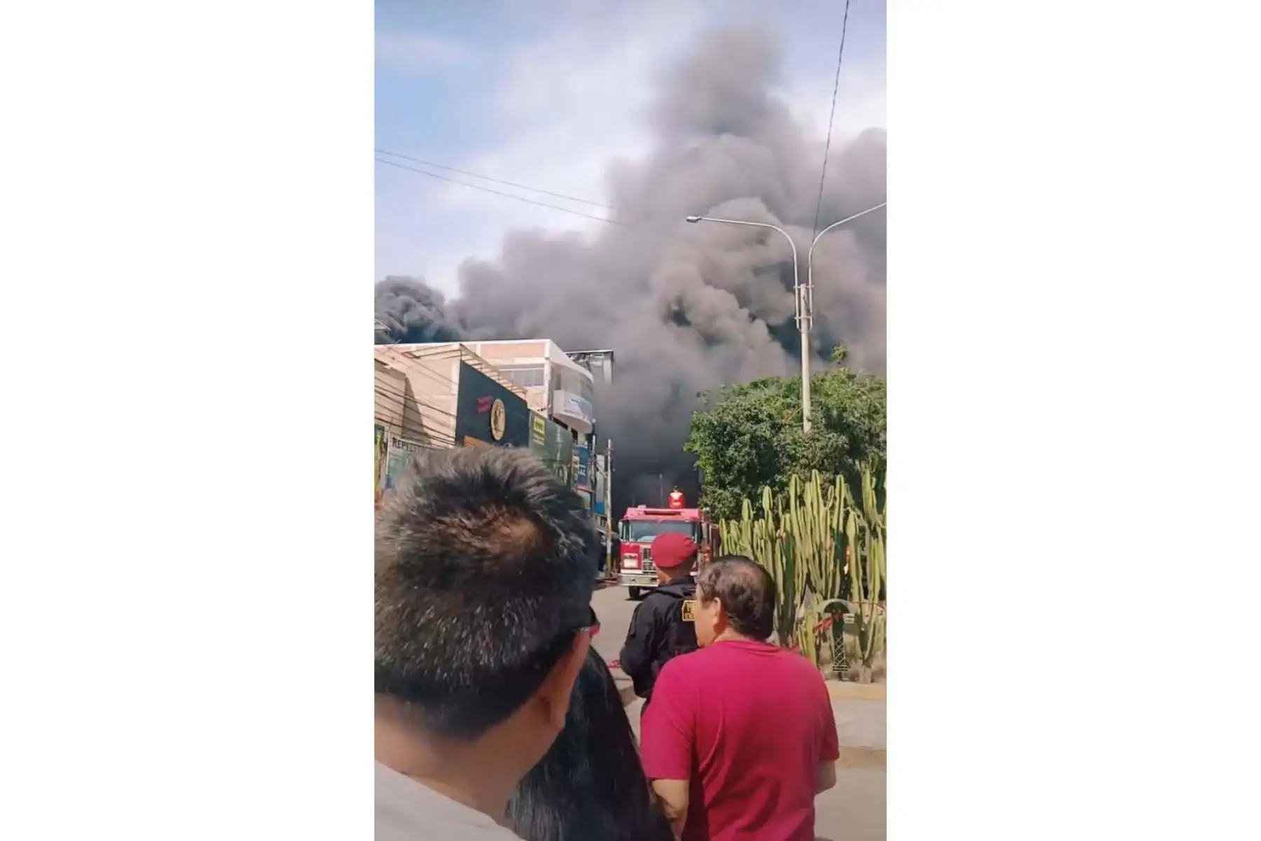 Las causas del incendio serán determinadas por peritos especializados una vez concluidas las labores de remoción de escombros. Las autoridades locales anunciaron que se evaluarán los daños materiales y se reforzarán las medidas de seguridad en almacenes del centro histórico de Trujillo. Foto: ANDINA/Captura de pantalla