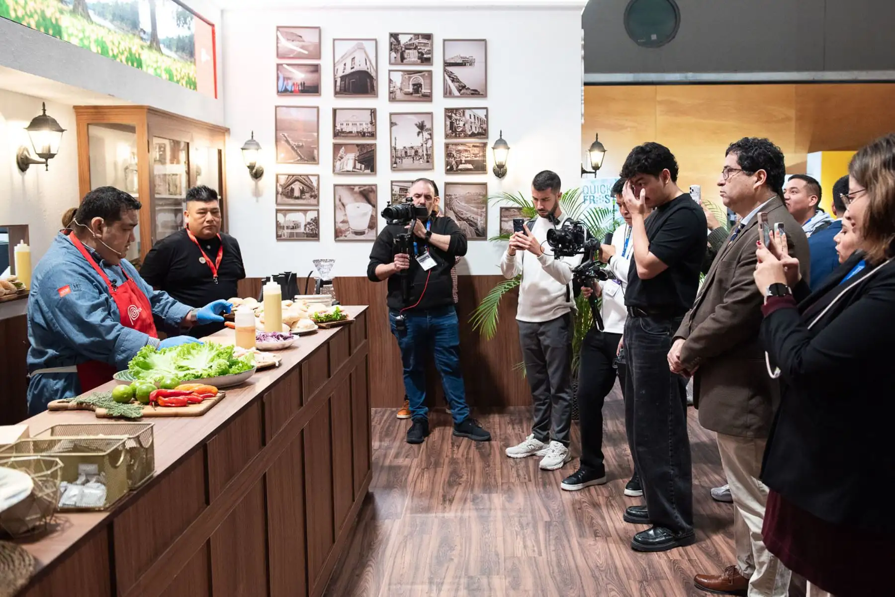 El espacio peruano incluyó sesiones de cocina en vivo donde se explicaron métodos tradicionales reinterpretados desde una mirada actual, con énfasis en identidad culinaria, uso responsable de recursos y respeto por las prácticas ancestrales de las distintas regiones del país. Foto: ANDINA/Difusión