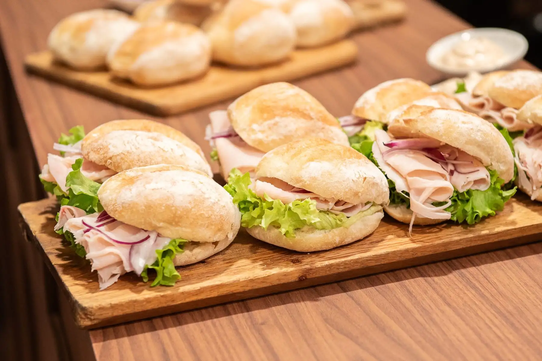 Las exposiciones destacaron el trabajo de productores locales y comunidades vinculadas a la cadena gastronómica, subrayando el rol de la cocina como herramienta de desarrollo económico, preservación cultural y promoción de la biodiversidad peruana. Foto: ANDINA/Difusión