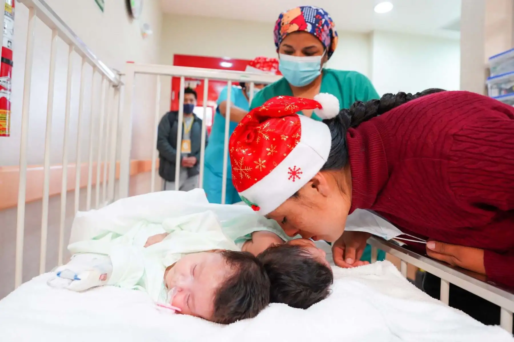 La exitosa separación de las gemelas evidenció cómo la integración de ciencia, tecnología avanzada y trabajo en equipo fortalece la capacidad del sistema público de salud para enfrentar procedimientos de alta complejidad y salvar vidas. Foto: ANDINA/Composición con fotos de Difusión