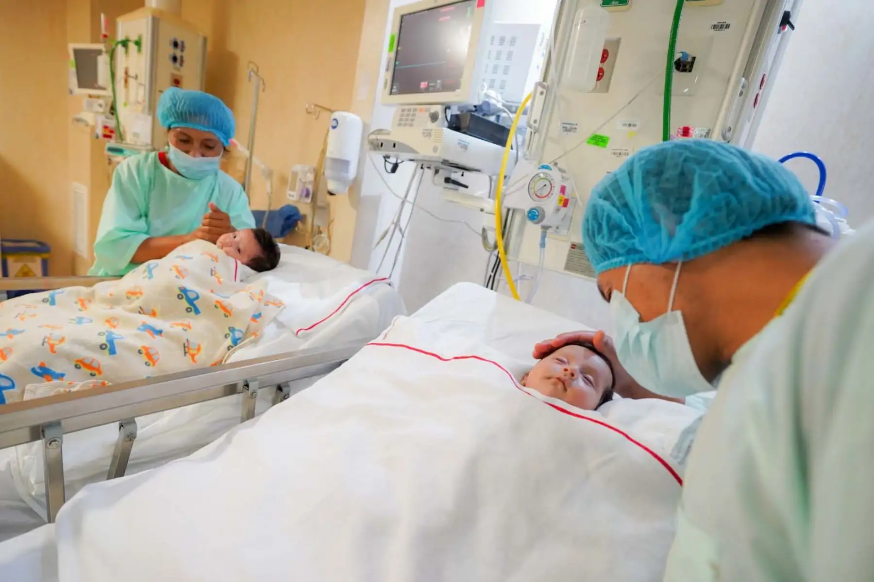 La intervención fue realizada por un equipo multidisciplinario conformado por especialistas en neurocirugía, cirugía pediátrica, neurología, cirugía plástica, anestesiología y enfermería especializada. Foto: ANDINA/Composición con fotos de Difusión