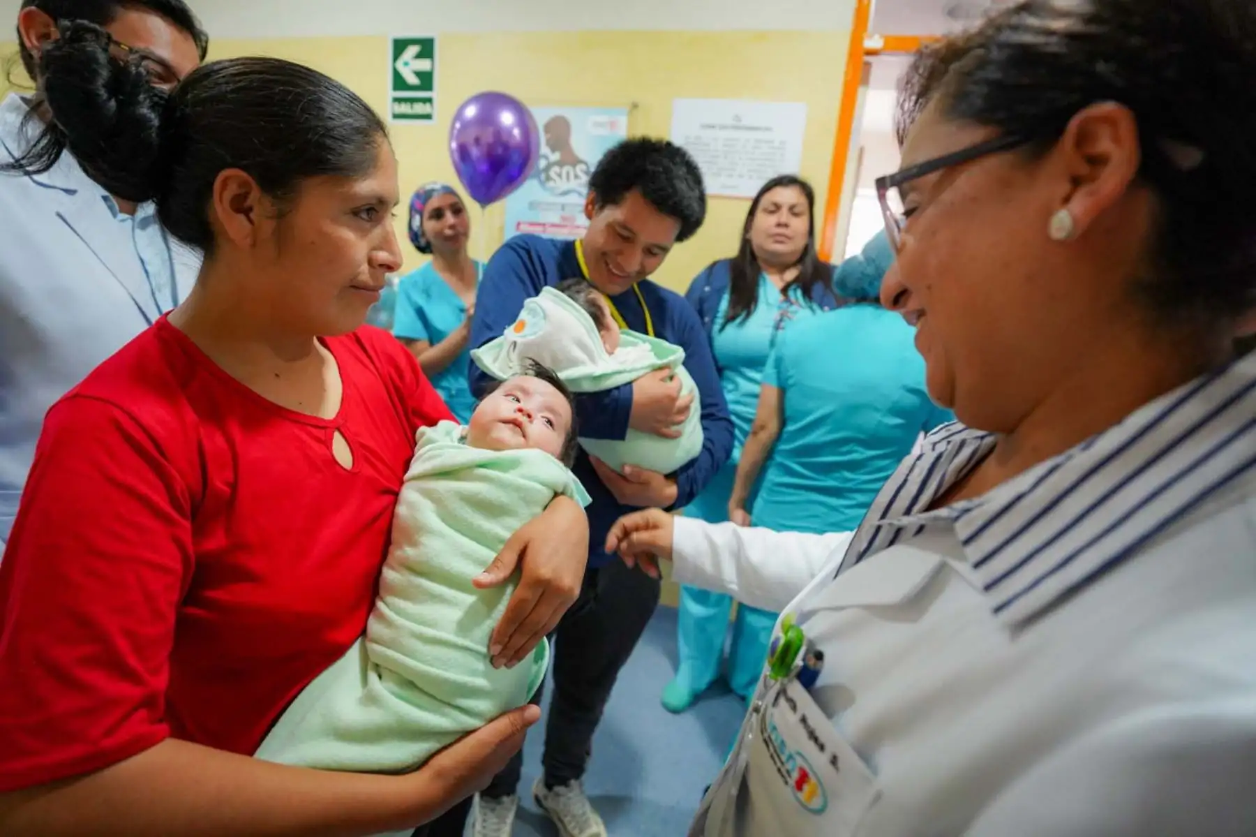 La exitosa separación de las gemelas evidenció cómo la integración de ciencia, tecnología avanzada y trabajo en equipo fortalece la capacidad del sistema público de salud para enfrentar procedimientos de alta complejidad y salvar vidas. Foto: ANDINA/Composición con fotos de Difusión