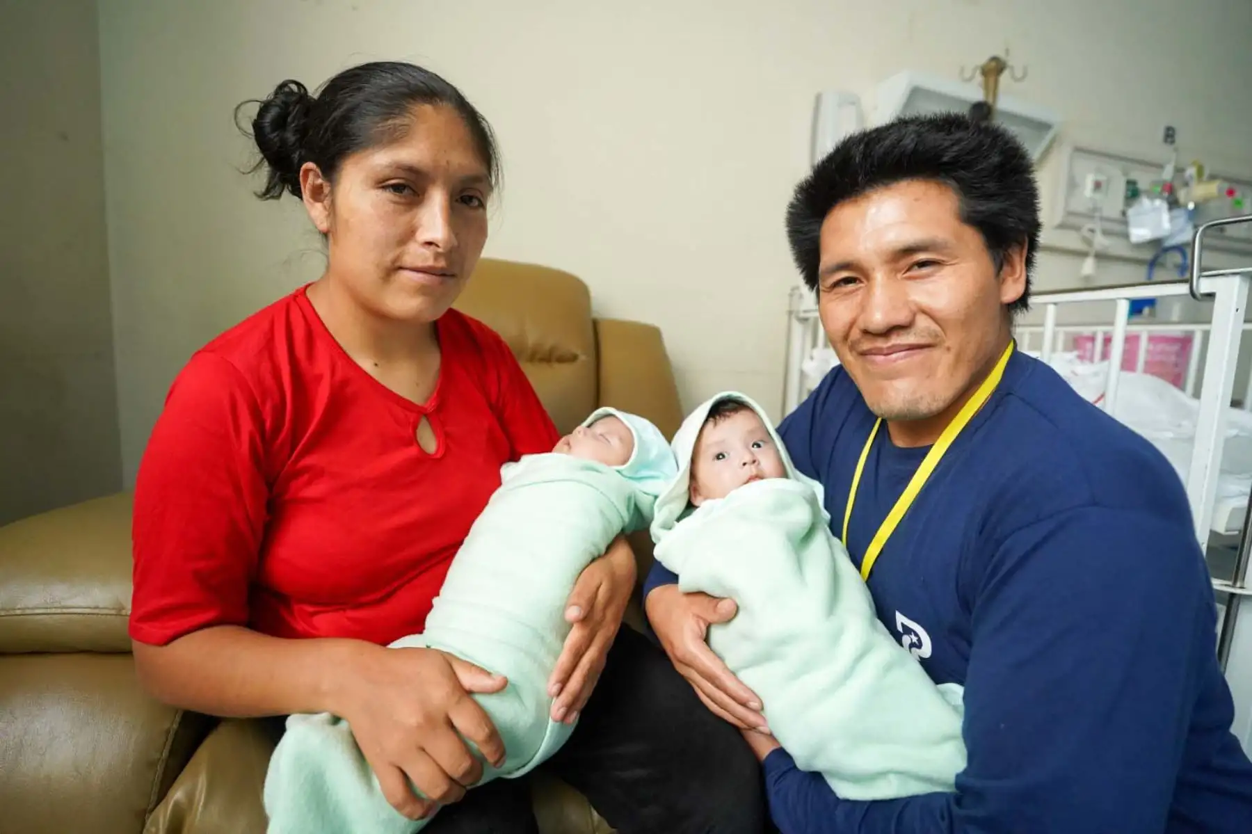 La planificación quirúrgica incluyó simulaciones virtuales que permitieron al equipo médico analizar con anticipación las estructuras compartidas, reduciendo riesgos y optimizando cada etapa del procedimiento antes del ingreso a sala de operaciones. Foto: ANDINA/Composición con fotos de Difusión