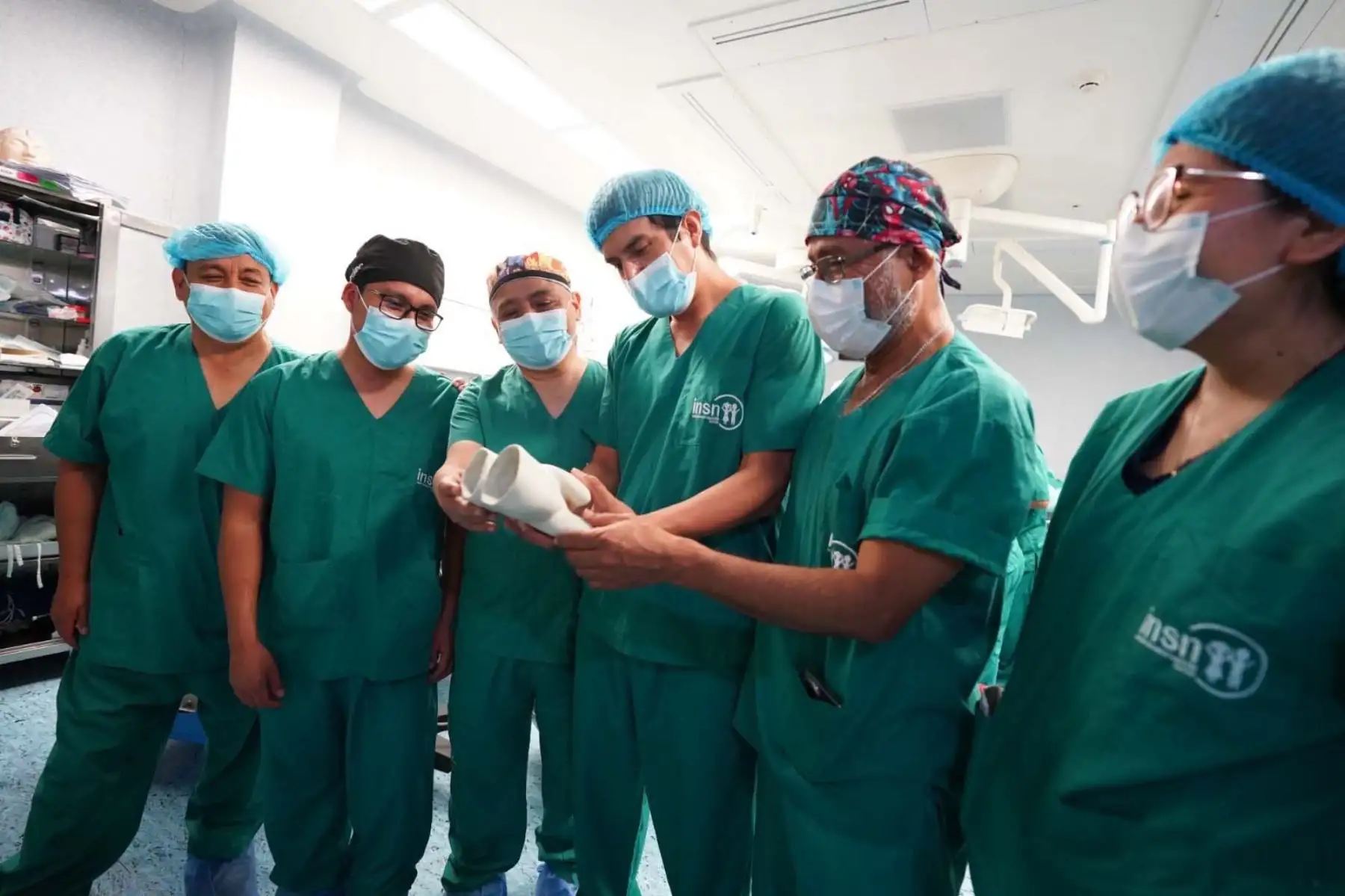 El procedimiento se realizó íntegramente en el INSN San Borja, centro de referencia nacional en cirugías pediátricas complejas, que cuenta con equipamiento tecnológico de última generación. Foto: ANDINA/Composición con fotos de Difusión