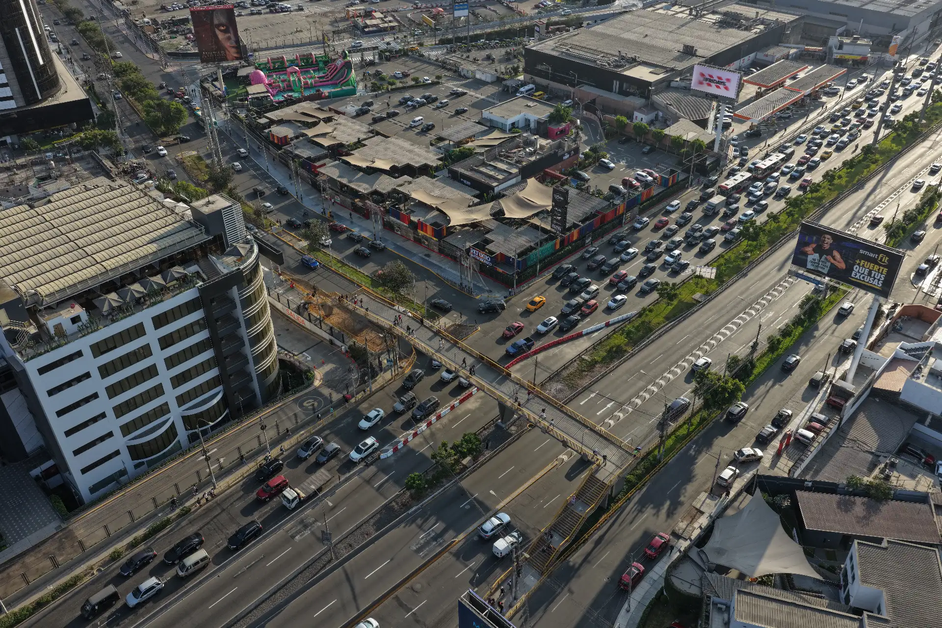 La implementación progresiva del plan de desvíos refleja el reto de compatibilizar grandes obras de infraestructura con la dinámica diaria de la ciudad, priorizando una movilidad más ordenada y segura. Foto: ANDINA/Daniel Bracamonte