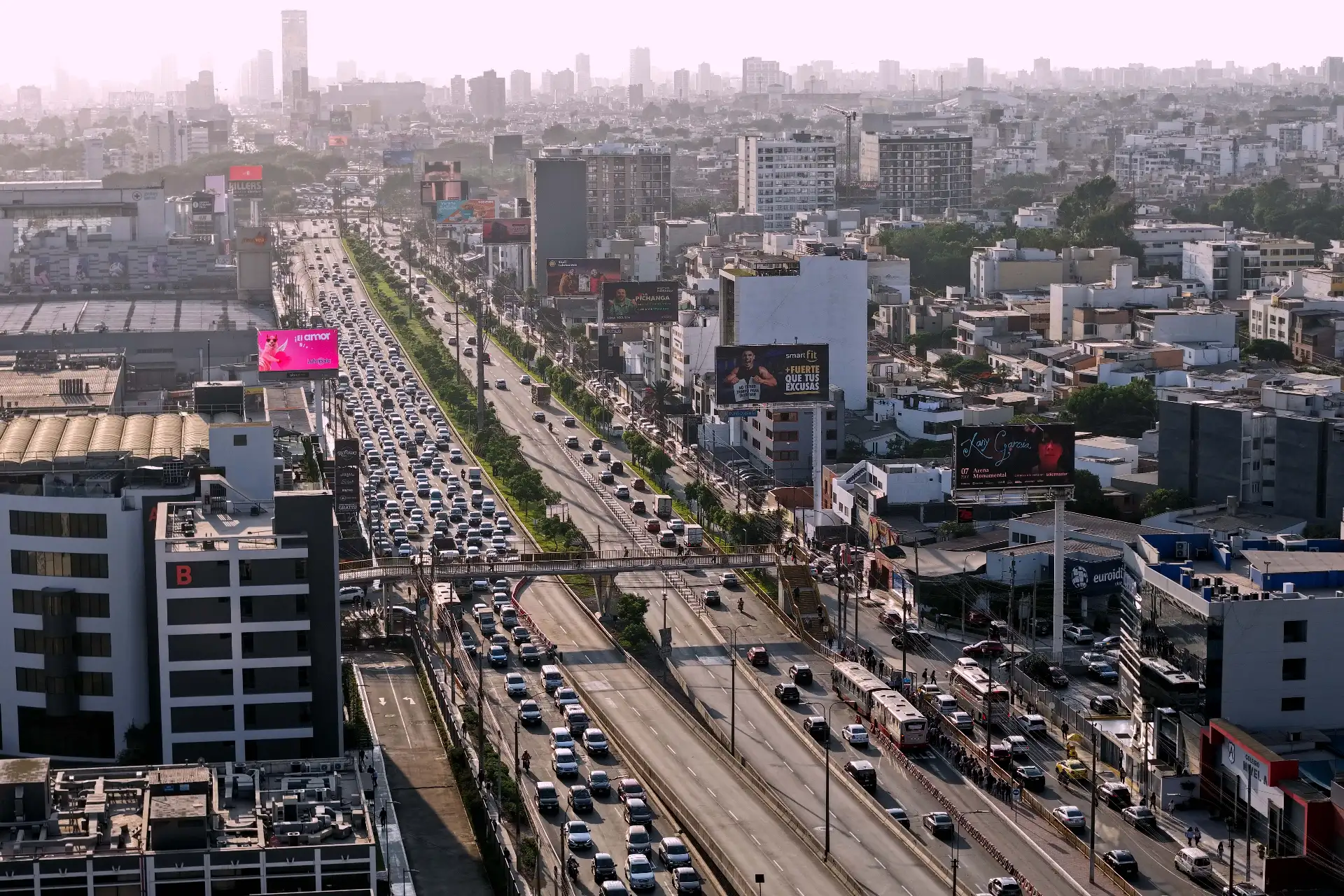 El plan de desvíos incluye rutas diferenciadas para transporte público, vehículos particulares y unidades de carga, con el fin de minimizar el impacto en la movilidad urbana. Foto: ANDINA/Daniel Bracamonte