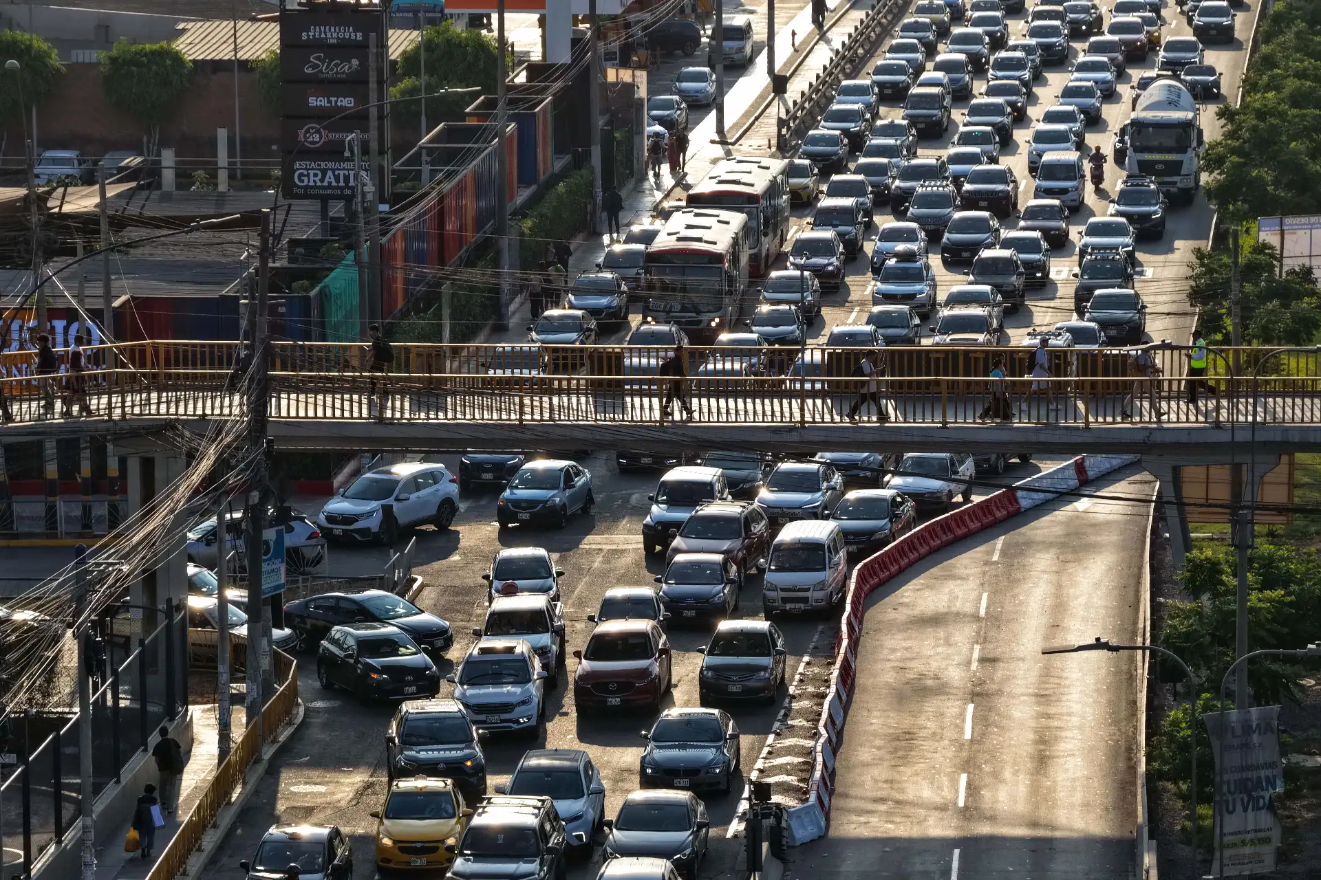 Continúa la marcha blanca del plan de desvíos del transporte público, particular y pesado en el cruce de las avenidas Javier Prado Este con Los Frutales en dirección oeste-este y viceversa hoy martes 27 de enero de 2026, por motivos de la construcción de la nueva vía rápida Javier Prado en las intersecciones con las avenidas Circunvalación El Golf Los Incas y Los Frutales. Foto: ANDINA/Daniel Bracamonte