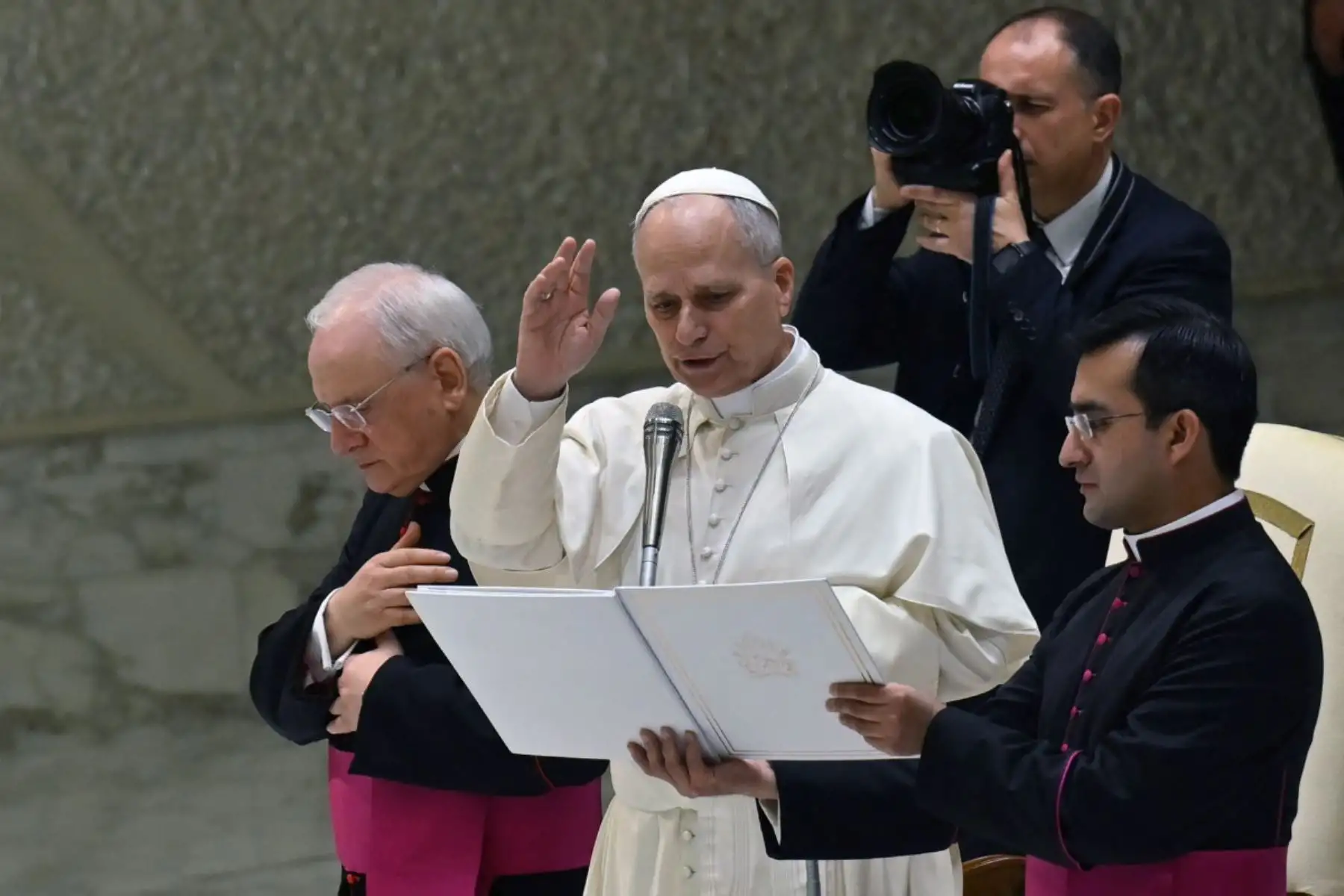 El Papa León XIV imparte su bendición durante su audiencia general semanal en el Aula Pablo VI del Vaticano el 28 de enero de 2026. Foto: ANDINA/AFP