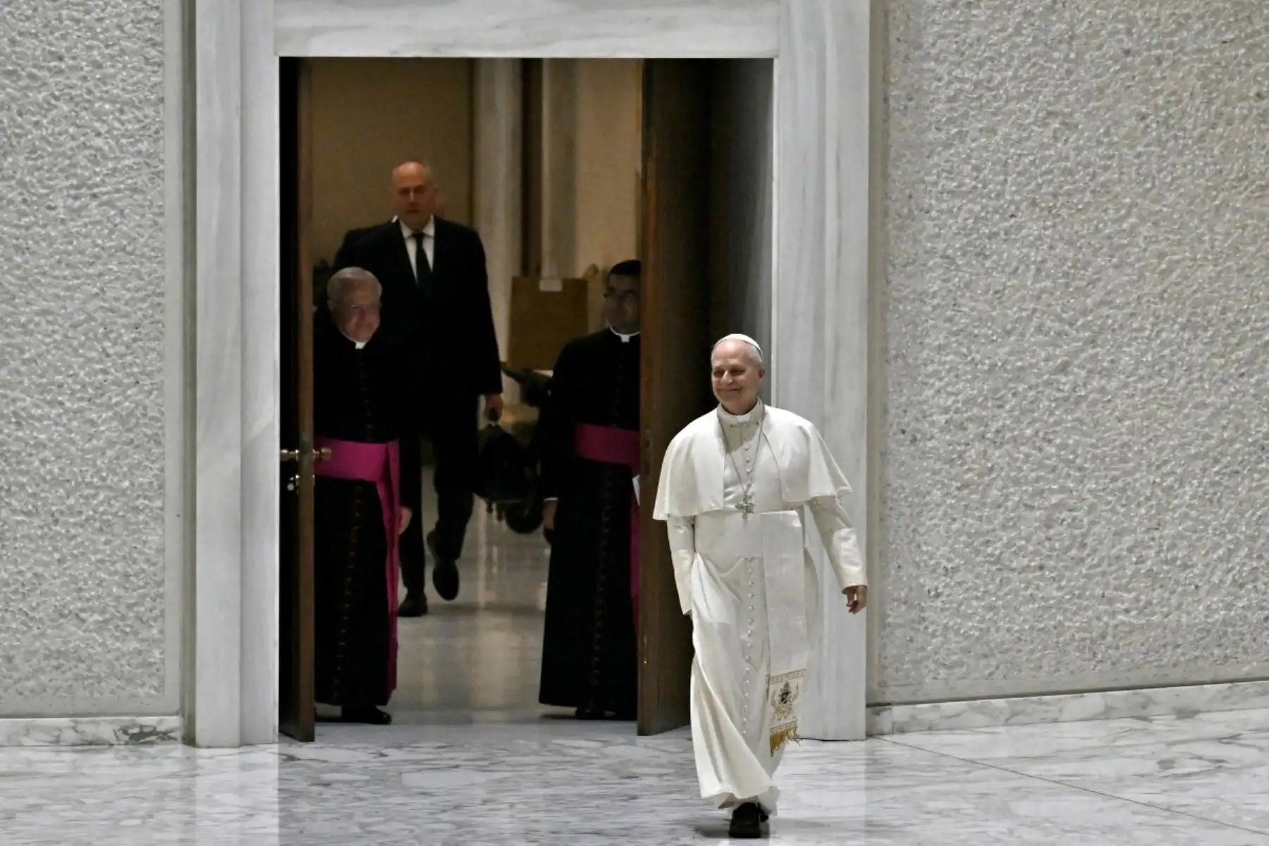 El Papa León XIV llega para dirigir su audiencia general semanal en el Aula Pablo VI del Vaticano el 28 de enero de 2026. Foto: ANDINA/AFP