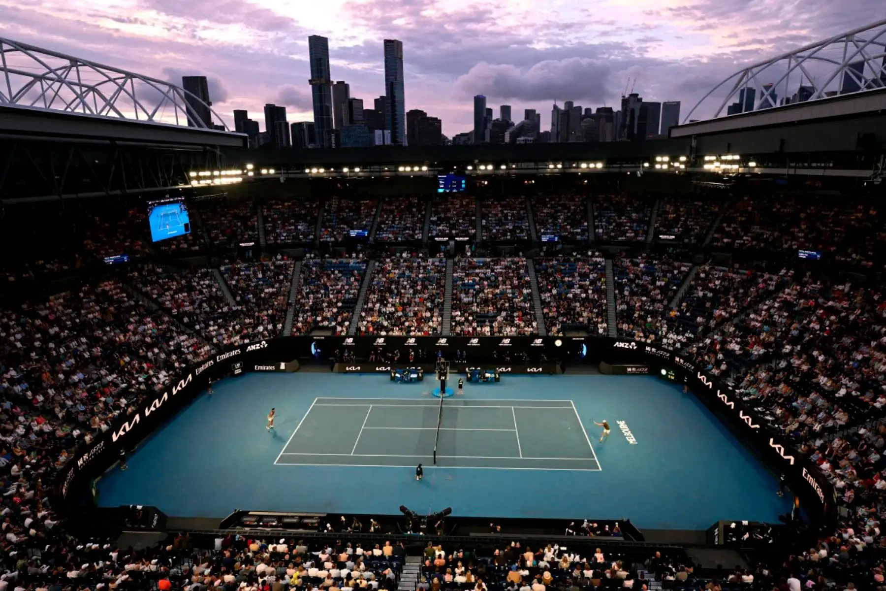 El italiano Jannik Sinner devuelve el balón al estadounidense Ben Shelton, durante su partido de cuartos de final individual masculino en el undécimo día del torneo de tenis Abierto de Australia en Melbourne.
Foto: AFP