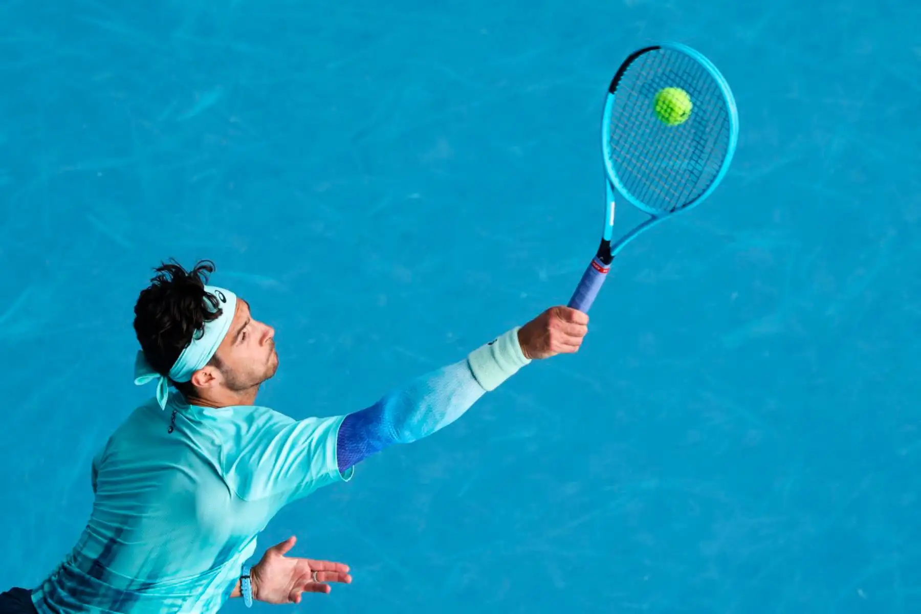 El italiano Lorenzo Musetti le sirve al serbio Novak Djokovic durante su partido de cuartos de final individual masculino en el undécimo día del torneo de tenis Abierto de Australia en Melbourne.
Foto: AFP