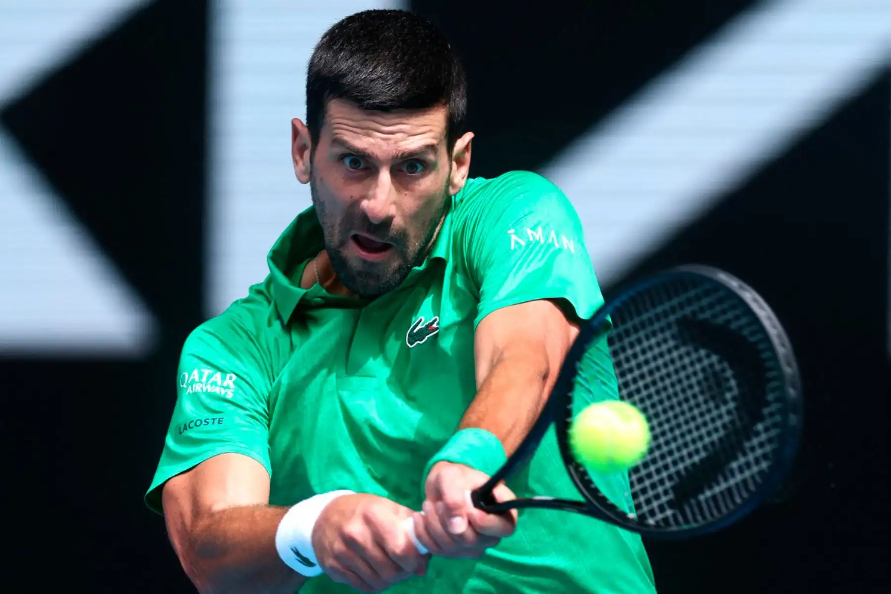 El serbio Novak Djokovic devuelve el balón al italiano Lorenzo Musetti durante su partido de cuartos de final individual masculino en el undécimo día del torneo de tenis Abierto de Australia en Melbourne.
Foto: AFP