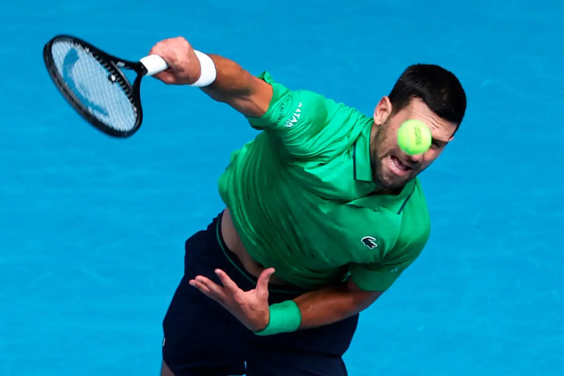 El serbio Novak Djokovic le sirve al italiano Lorenzo Musetti durante su partido de cuartos de final individual masculino en el undécimo día del torneo de tenis Abierto de Australia en Melbourne.
Foto: AFP
