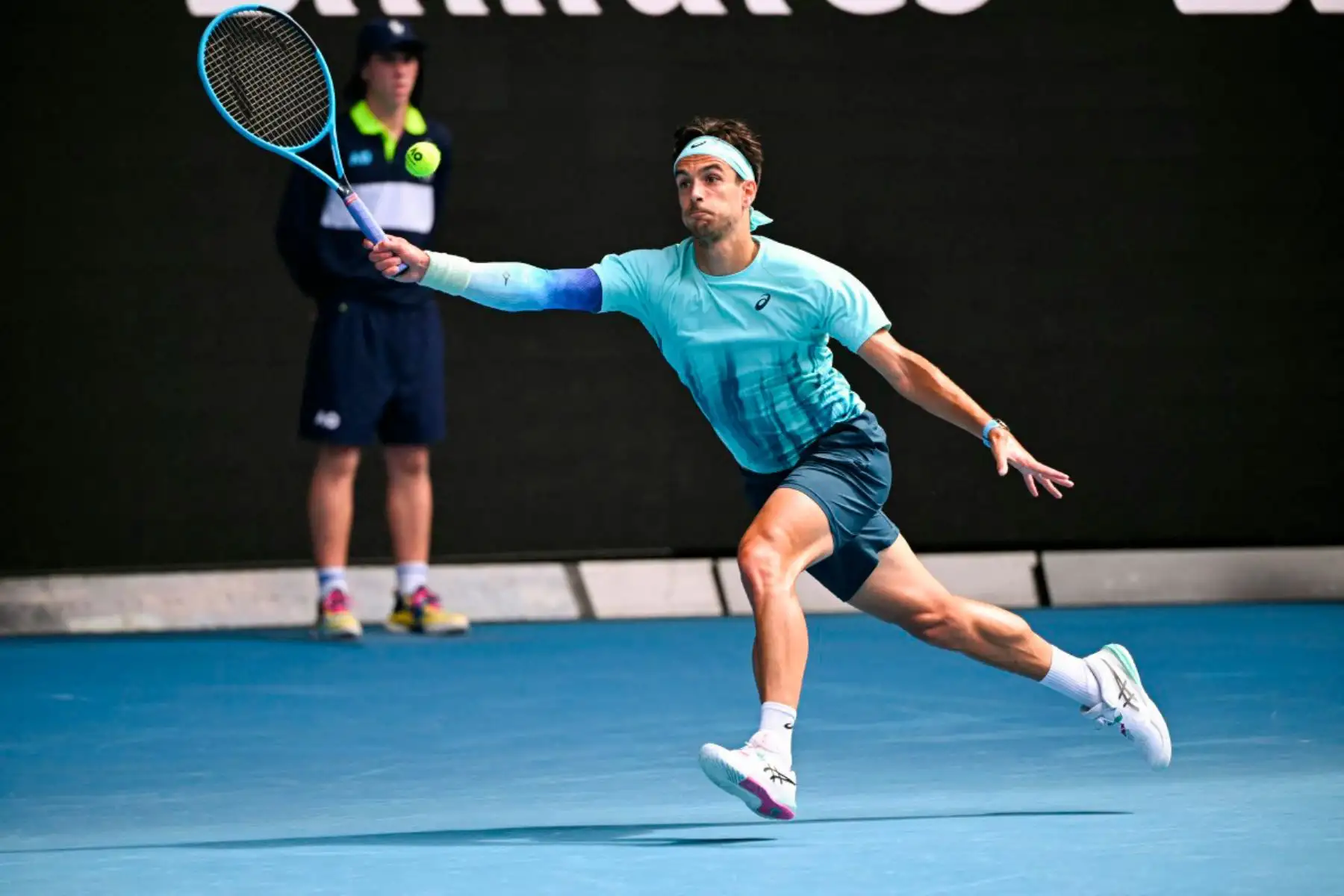 El italiano Lorenzo Musetti devuelve el balón al serbio Novak Djokovic durante su partido de cuartos de final individual masculino en el undécimo día del torneo de tenis Abierto de Australia en Melbourne.
Foto: AFP