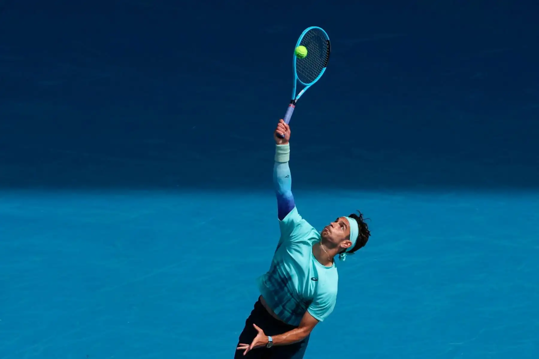 El italiano Lorenzo Musetti devuelve el balón al serbio Novak Djokovic durante su partido de cuartos de final individual masculino en el undécimo día del torneo de tenis Abierto de Australia en Melbourne.
Foto: AFP