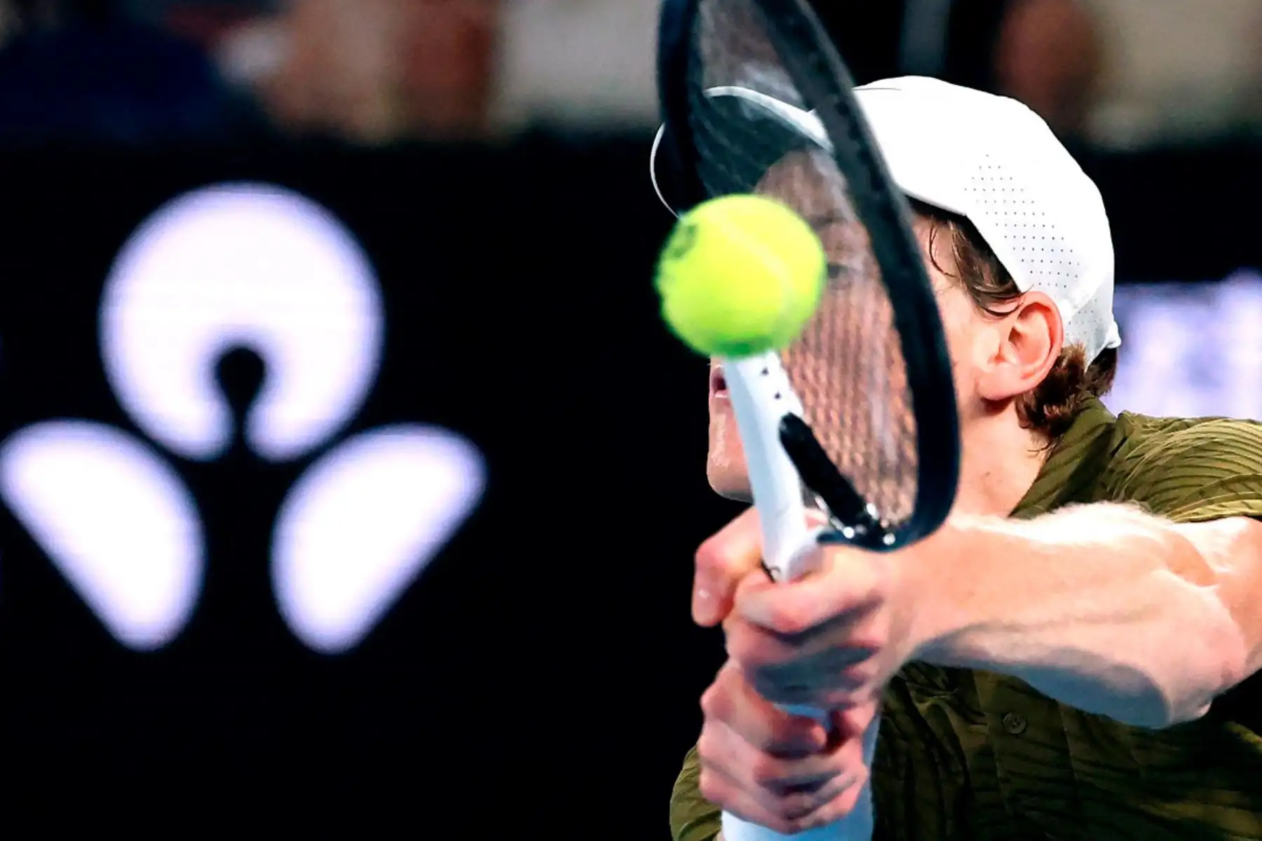 El italiano Jannik Sinner devuelve el balón al estadounidense Ben Shelton durante su partido de cuartos de final individual masculino en el undécimo día del torneo de tenis Abierto de Australia en Melbourne.
Foto:AFP