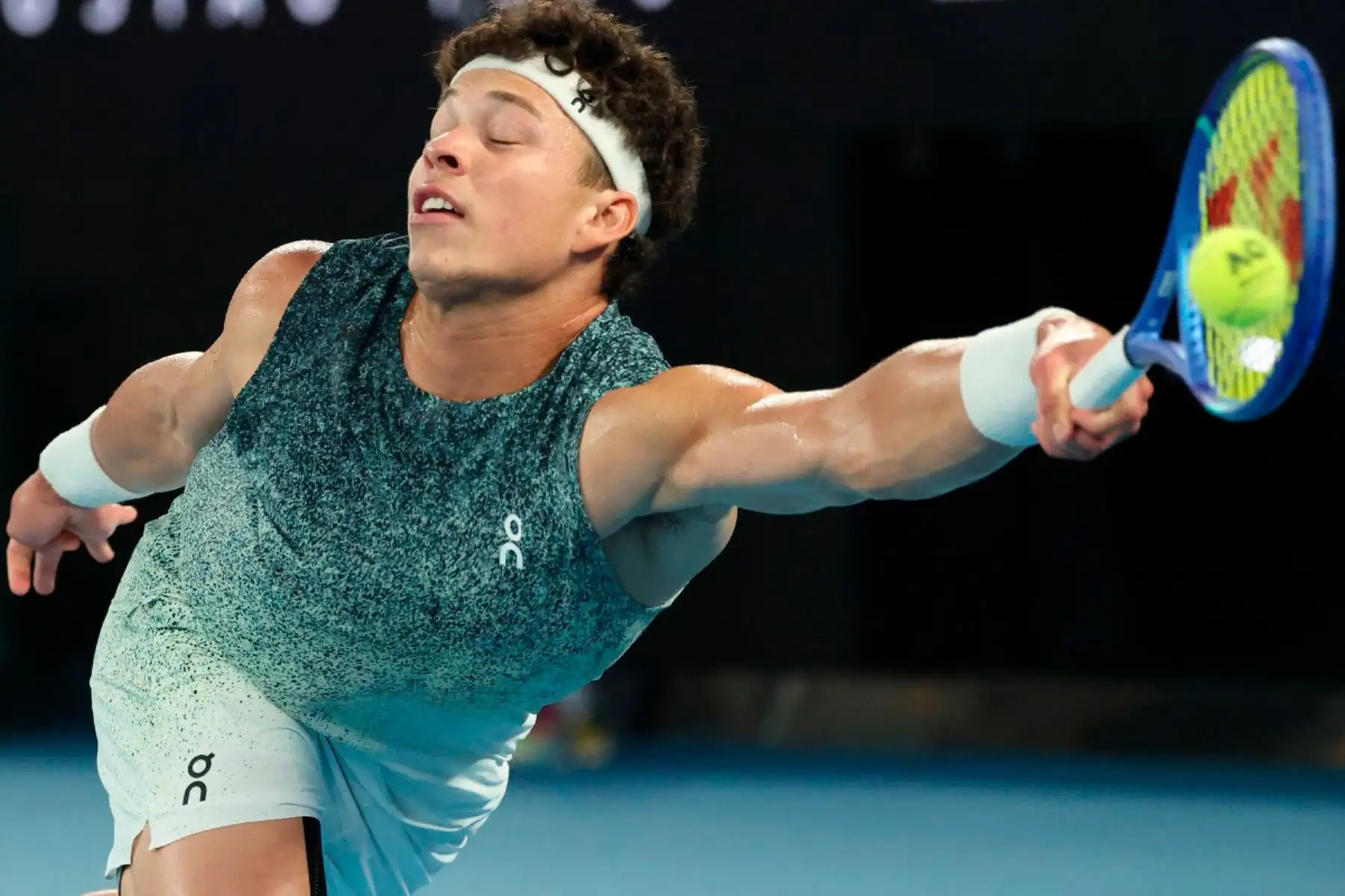 El estadounidense Ben Shelton devuelve el balón al italiano Jannik Sinner durante su partido de cuartos de final individual masculino en el undécimo día del torneo de tenis Abierto de Australia en Melbourne.
Foto: AFP