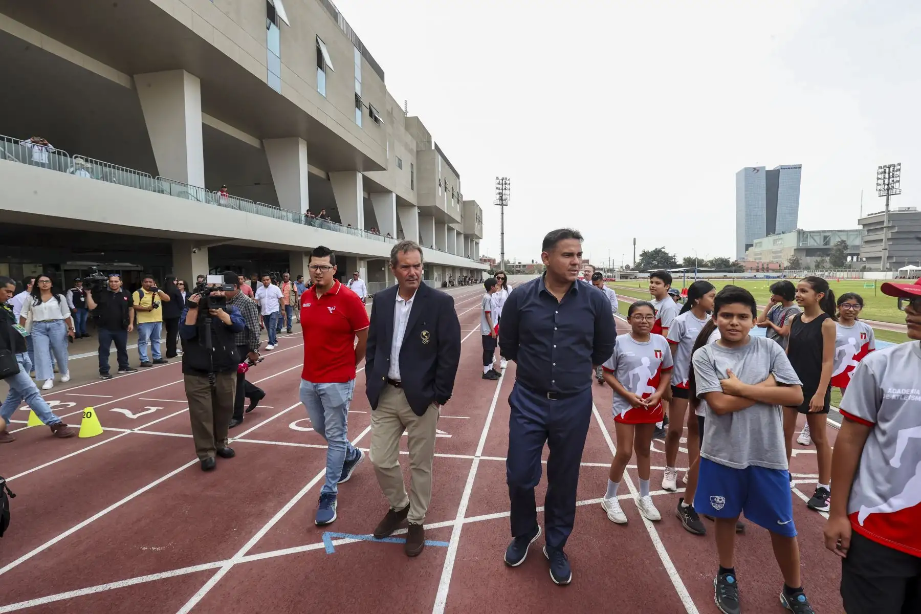 Los presidentes del Comité Organizador de Lima 2027, el titular de Instituto Peruano del Deporte (IPD), señor Sergio Ludeña Visalot; y de Panam Sports, Neven Ilic Álvarez,  realizaron una visita técnica  a las sedes deportivas ubicadas en la Villa Deportiva Nacional (Videna), las que se constituirán, nuevamente, en escenarios de este megaevento deportivo, previsto para julio del próximo año.

Foto:ANDINA / Juan Carlos Guzmán Negrini