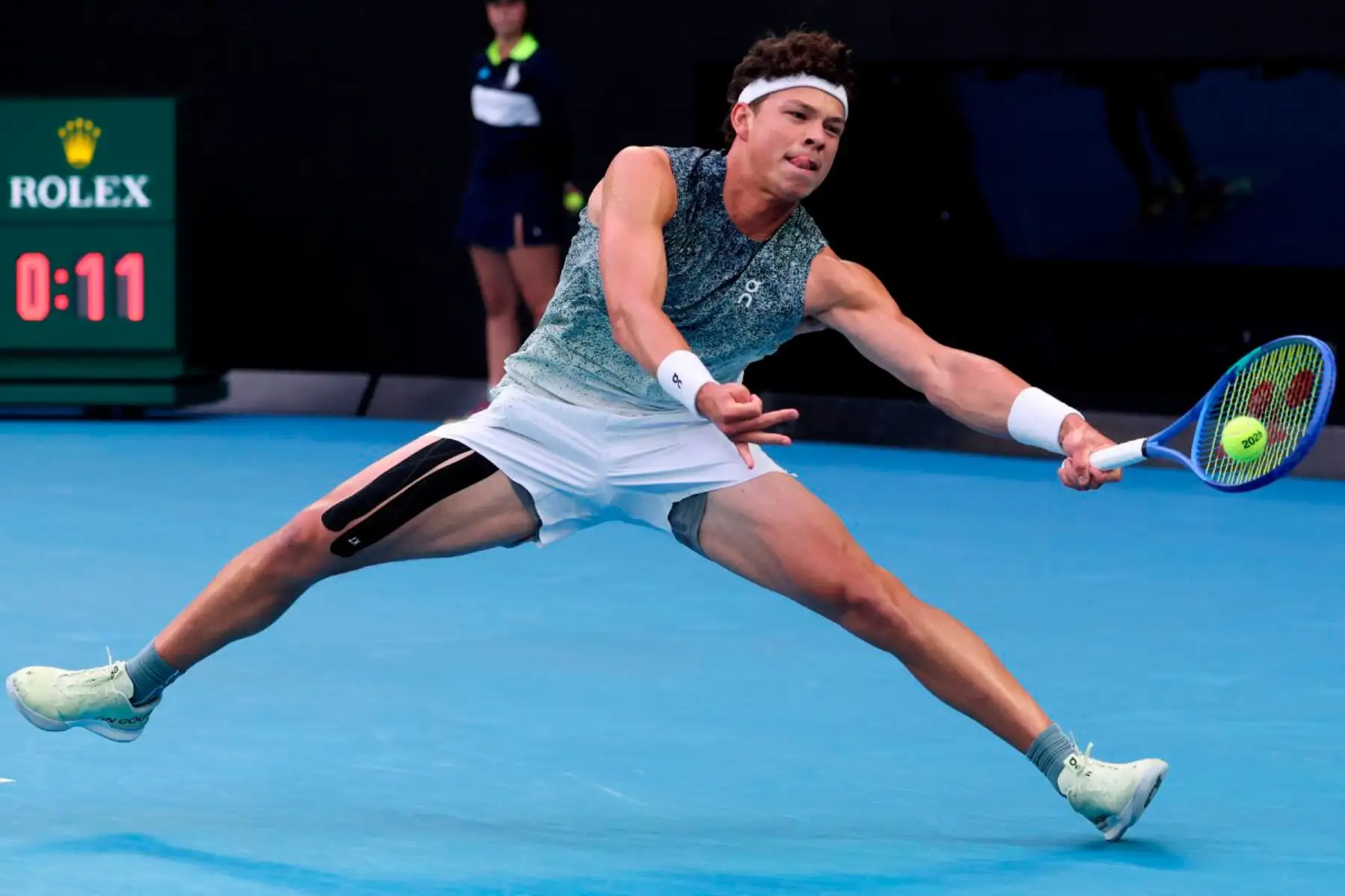 El estadounidense Ben Shelton devuelve el balón al italiano Jannik Sinner durante su partido de cuartos de final individual masculino en el undécimo día del torneo de tenis Abierto de Australia en Melbourne.
Foto: AFP