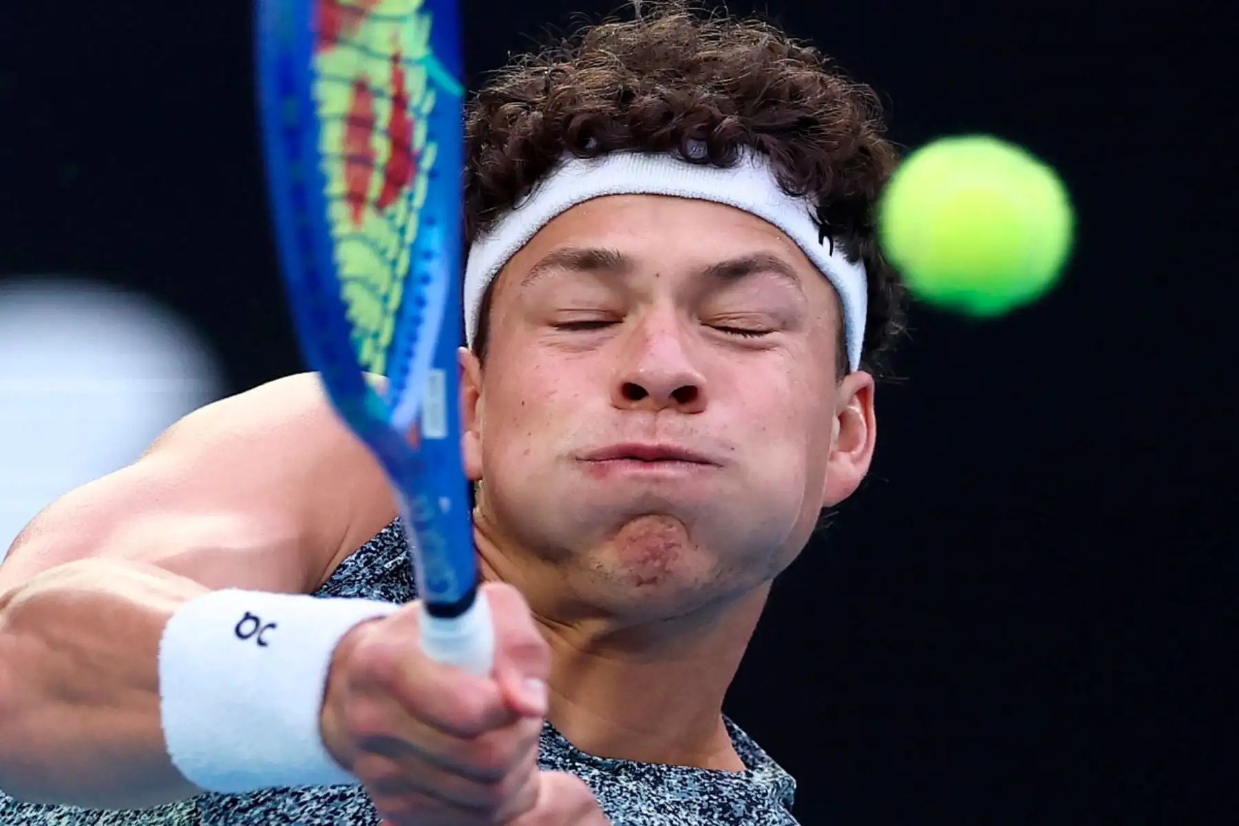 El estadounidense Ben Shelton devuelve el balón al italiano Jannik Sinner durante su partido de cuartos de final individual masculino en el undécimo día del torneo de tenis Abierto de Australia en Melbourne.
Foto: AFP