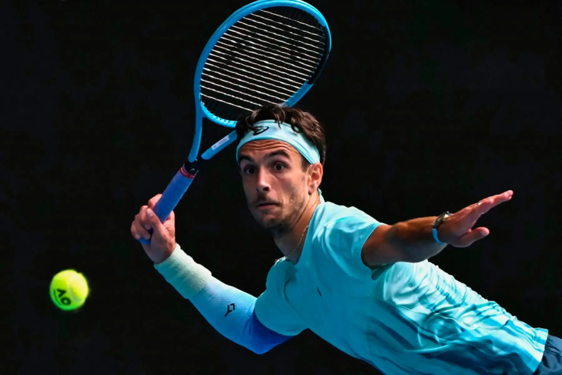 El italiano Lorenzo Musetti devuelve el balón al serbio Novak Djokovic durante su partido de cuartos de final individual masculino en el undécimo día del torneo de tenis Abierto de Australia en Melbourne.
Foto: AFP
