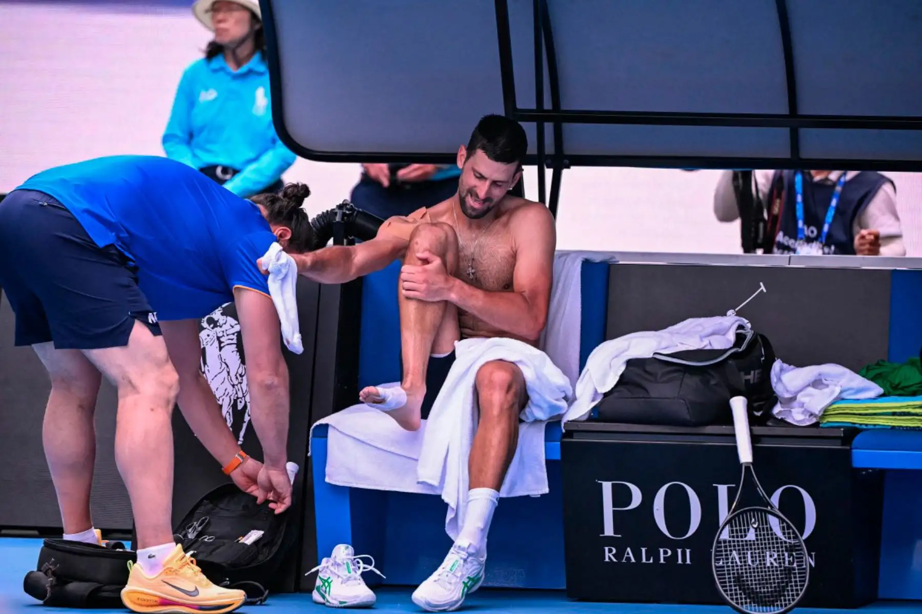 El serbio Novak Djokovic recibe atención médica durante su partido de cuartos de final individual masculino contra el italiano Lorenzo Musetti en el undécimo día del torneo de tenis Abierto de Australia en Melbourne.
Foto: AFP