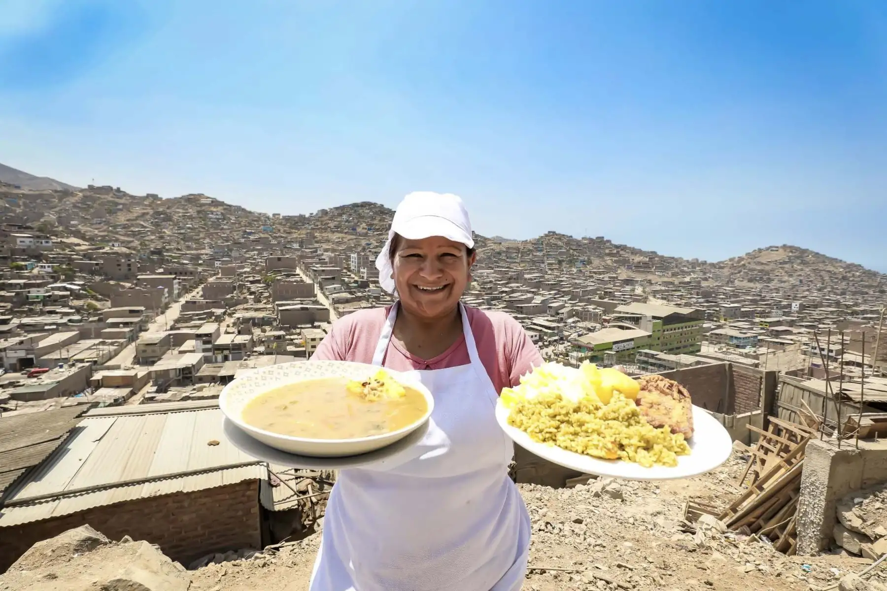 Más de 125 mil socias de ollas comunes y comedores populares de Lima Metropolitana participarán en un plan piloto del Ministerio de Desarrollo e Inclusión Social que les permitirá comprar directamente sus alimentos, sin intermediarios y a precios justos. La iniciativa alcanzará a 1600 organizaciones de seis distritos y busca mejorar el uso de los recursos, ampliar la variedad de productos adquiridos y fortalecer la nutrición de familias en situación de vulnerabilidad. Foto: ANDINA/Difusión