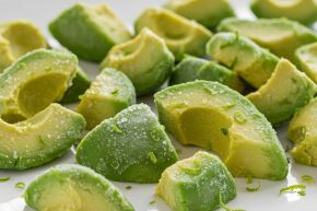 La palta es una de las frutas favoritas para el desayuno de los peruanos e insumo estrella de muchas ensaladas y otras preparaciones. Foto: ANDINA/Difusión