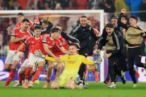 El arquero Trubin celebra su gol, el cuarto del Benfica, en el triunfo 4-2 sobre Real Madrid. Foto: AFP