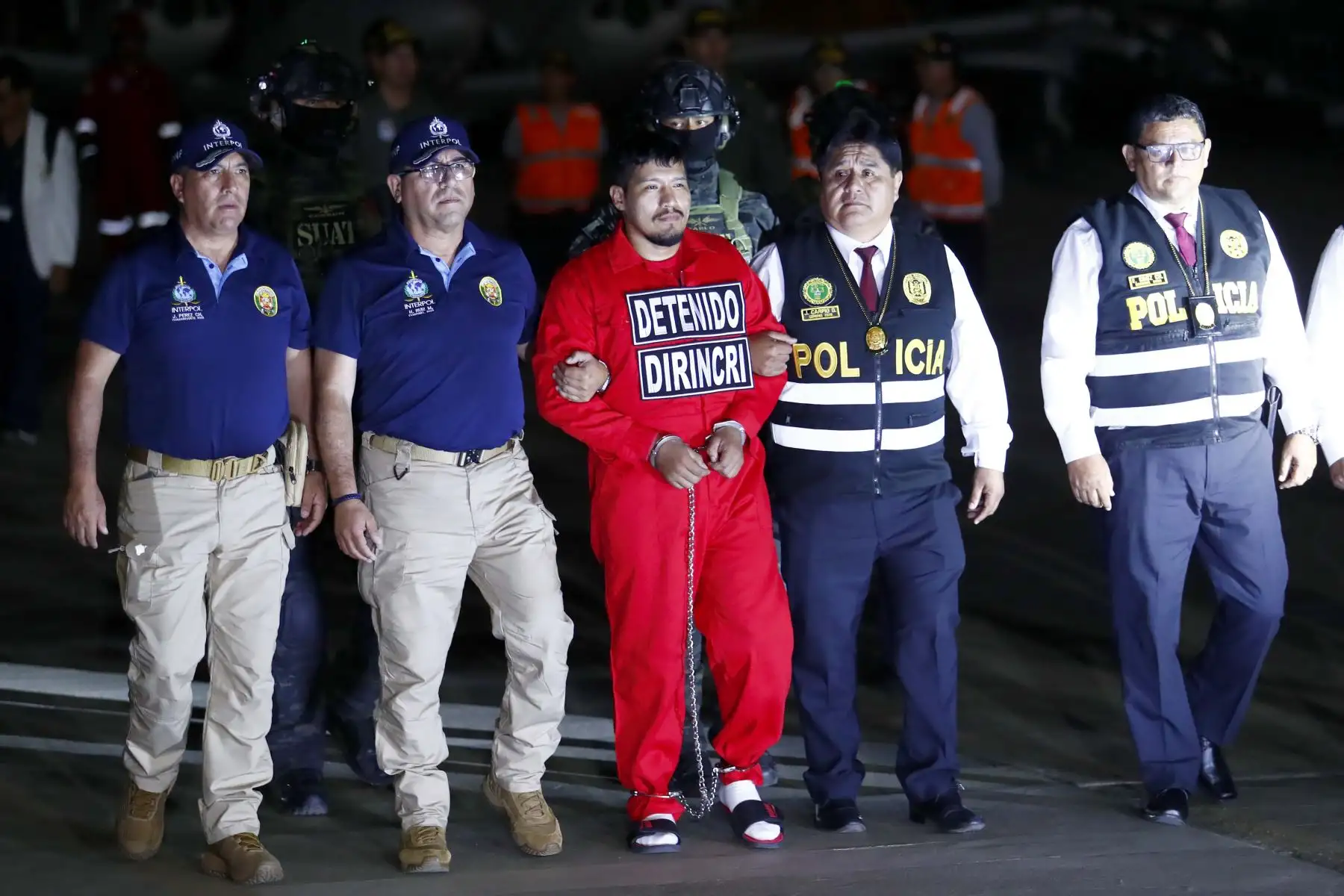 El traslado del detenido se realizó desde el aeropuerto hacia una sede policial especializada, siguiendo un recorrido previamente establecido por razones de seguridad. Foto: ANDINA/Daniel Bracamonte