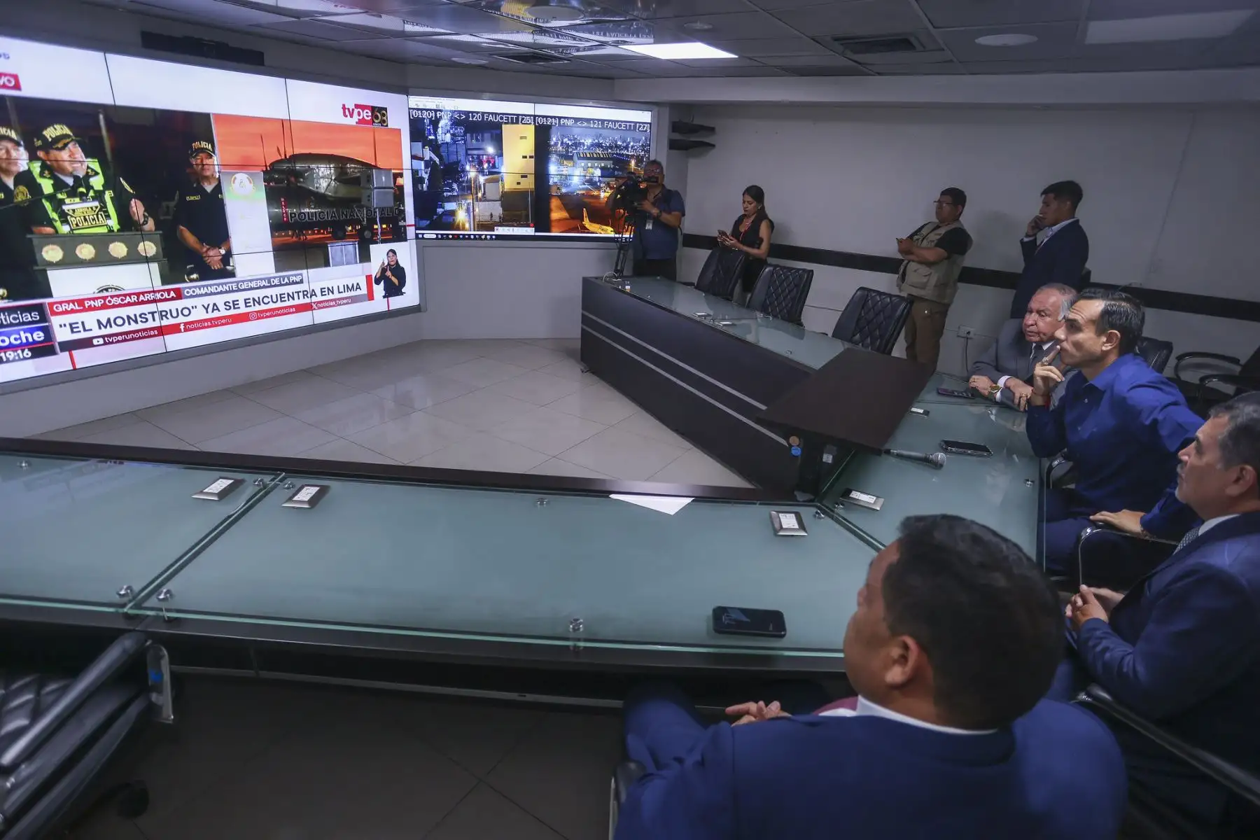 El presidente de la República, José Jerí, monitoreó el traslado de Erick Moreno Hernández, alias El Monstruo, luego de que el extraditado delincuente fuera conducido a la sede de la Dirección de la Policía Aérea en el Callao tras su arribo desde Paraguay. La supervisión se realizó de forma directa por el jefe de Estado mientras las autoridades del Interior y de Justicia ofrecían detalles del operativo y el cumplimiento de la condena impuesta a Moreno Hernández. Foto: ANDINA/Prensa Presidencia