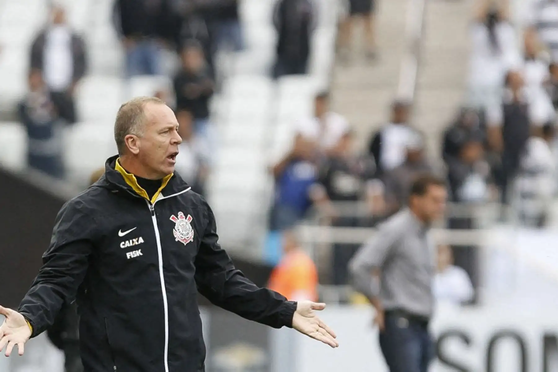 2014. El entrenador del Corinthians, Mano Menezes, gesticula durante el partido del Campeonato Brasileño 2014 frente a Botafogo, el segundo encuentro oficial disputado en la Arena Corinthians, en São Paulo. Foto: AFP