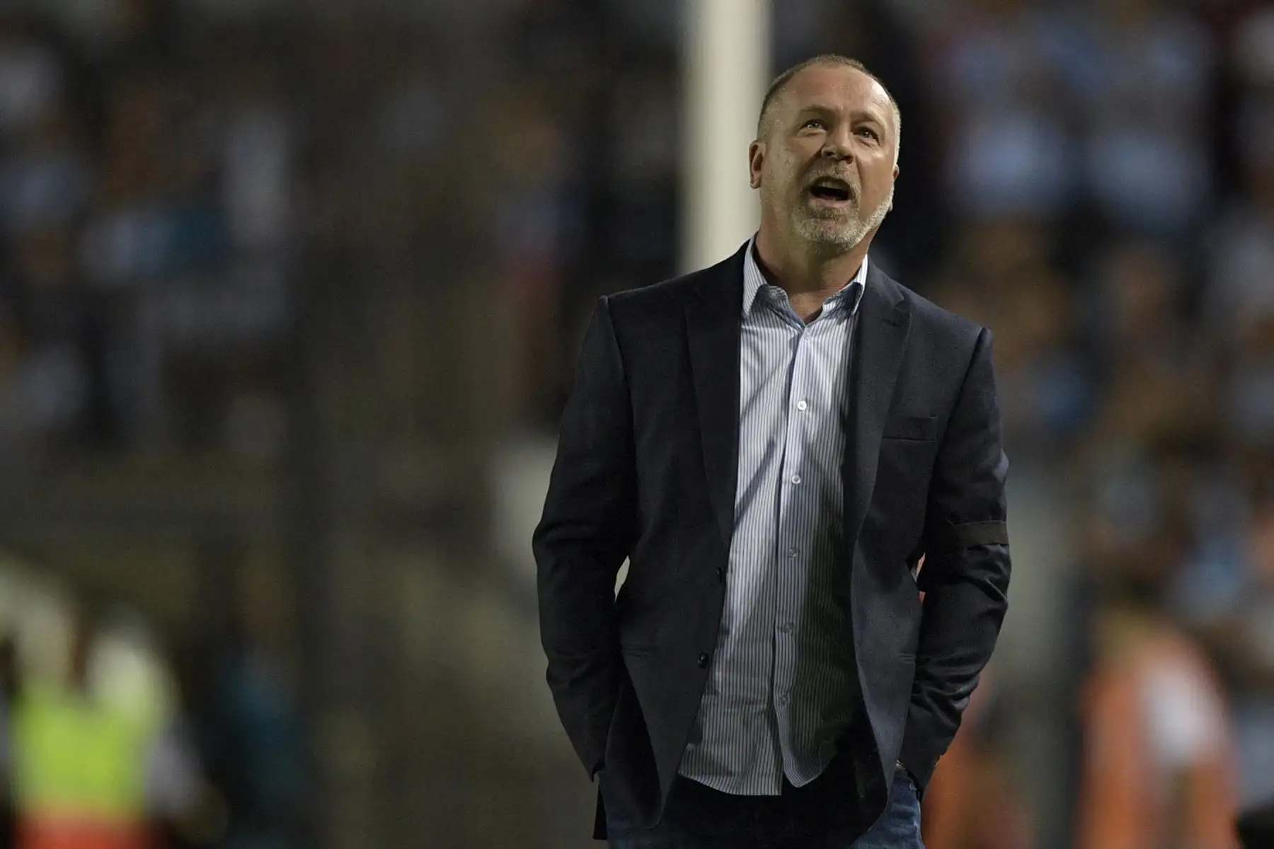 2018. El entrenador del Cruzeiro de Brasil, Mano Menezes, gesticula durante el partido de ida del Grupo E de la Copa Libertadores 2018 frente al Racing Club de Argentina, disputado en el estadio Juan Domingo Perón, en Buenos Aires. Foto: AFP
