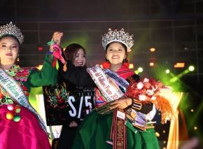Erika Karina Mamanchura Medina y Sofía Lucía Guillén Castillo fueron coronadas como las nuevas "Reinas del Folclore 2026", actividad que forma parte de las celebraciones por la Festividad de la Virgen de la Candelaria de Puno. ANDINA/Difusión