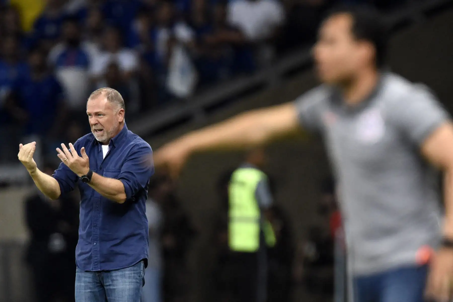 2018. El entrenador del Cruzeiro de Brasil, Mano Menezes, gesticula durante el partido de ida de la final de la Copa de Brasil 2018 frente al Corinthians, disputado en el estadio Mineirão, en Belo Horizonte, Brasil. Foto: AFP